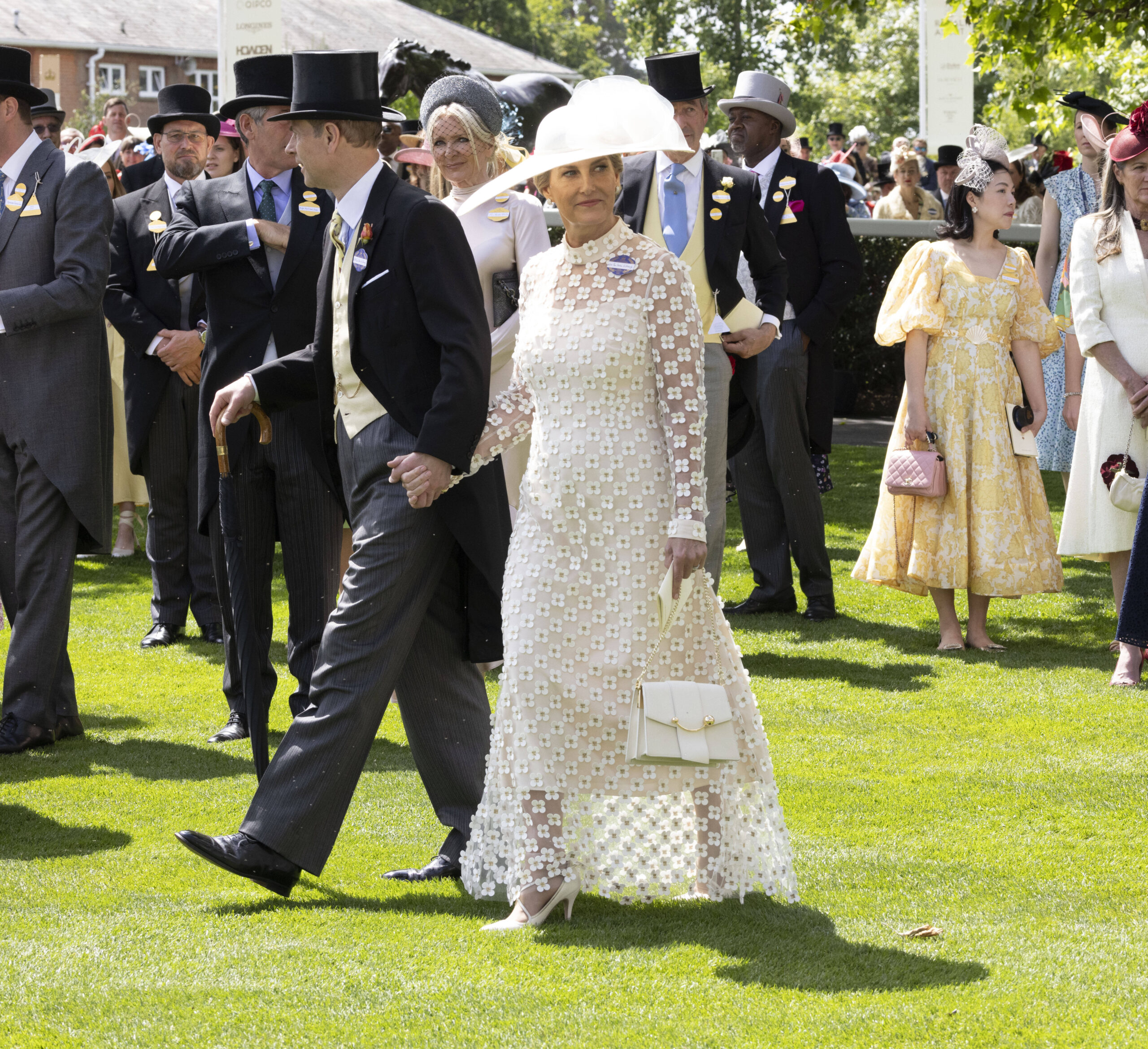 Gräfin Sophie und Prinz Edward besuchen Ascot an ihrem Hochzeitstag – händchenhaltend. © IMAGO / i Images