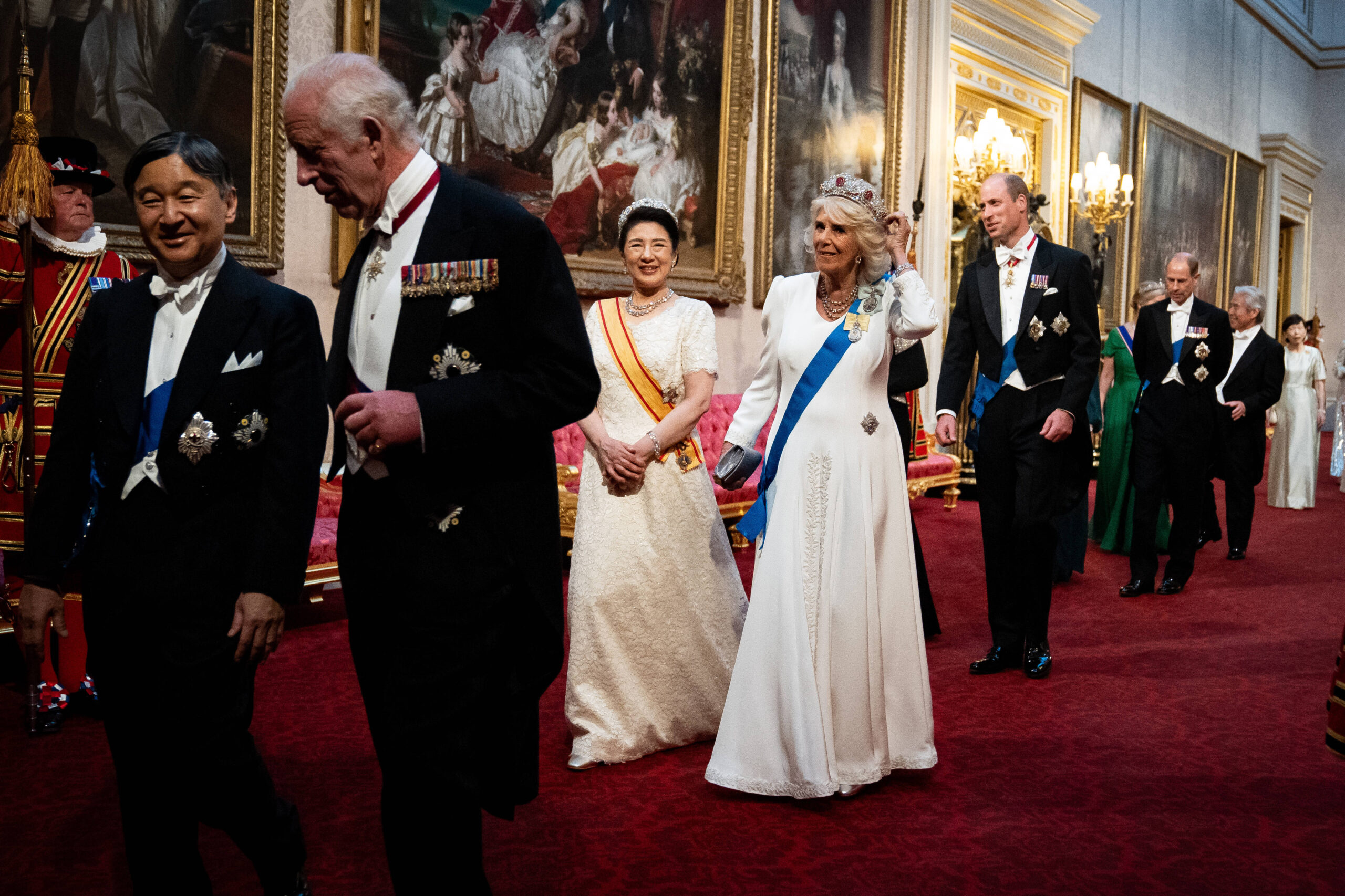 Königin Camilla und Kaiserin Masako treten ein