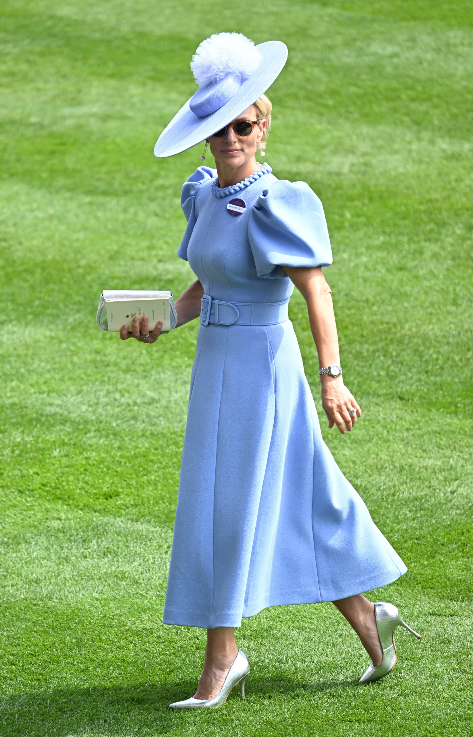 Zara Tindall trägt ein hellblaues Kleid am dritten Tag von Ascot