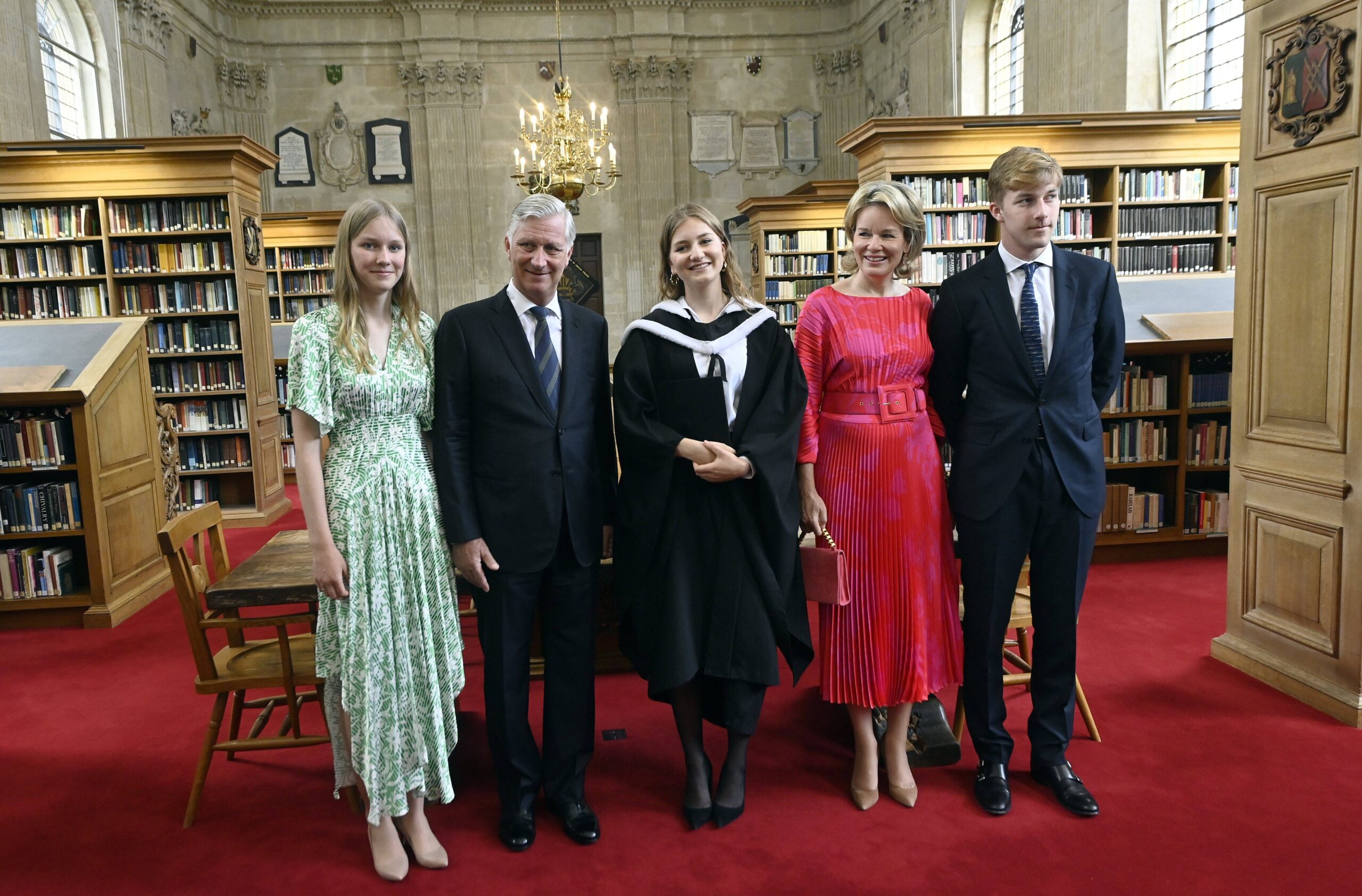 Nach der Zeremonie gibt es noch ein kleines Fotoshooting mit den belgischen Royals in der Bibliothek. © IMAGO / Photo News