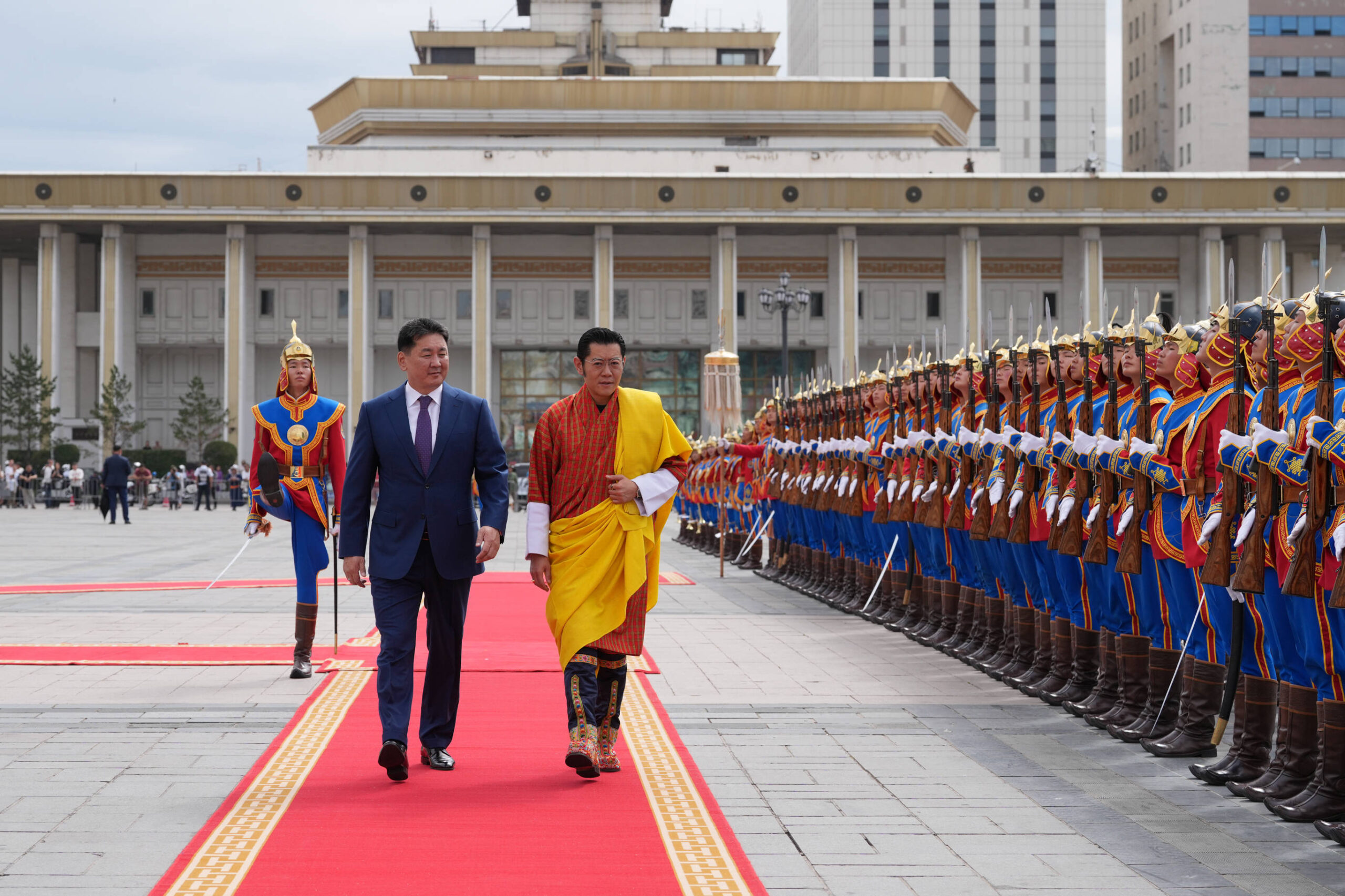 König Jigme und Präsident Uchnaagiin Chürelsüch inspizieren die Armee. © IMAGO / PPE