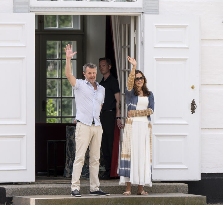 Die dänischen Royals König Frederik und Königin Mary machen Urlaub auf Schloss Gravenstein