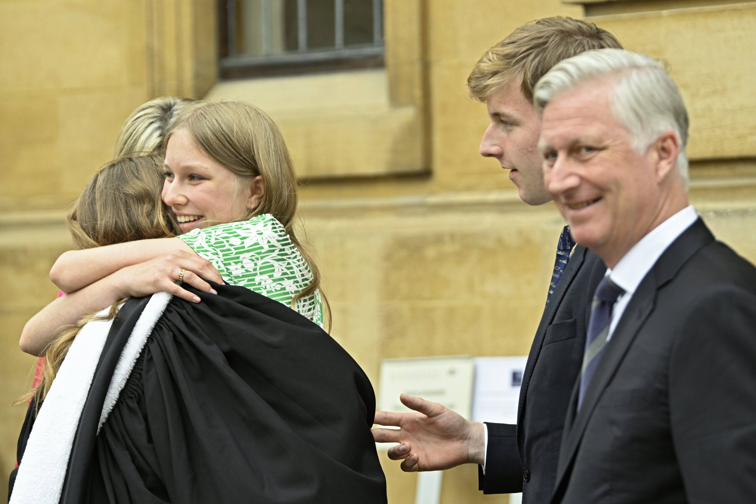 Auch von Prinzessin Eléonore gibt es eine feste Umarmung. © IMAGO / Photo News