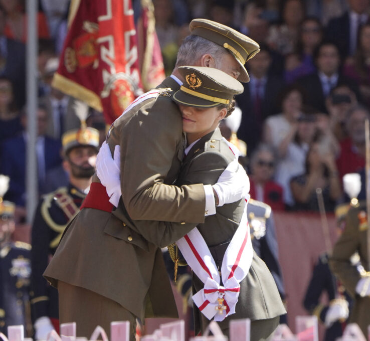 König Felipe umarmt seine Tochter Prinzessin Leonor von Spanien