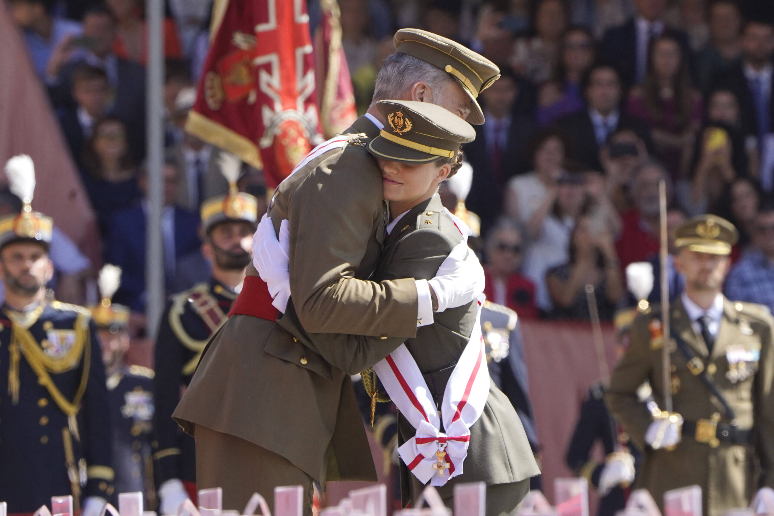 König Felipe umarmt seine Tochter Prinzessin Leonor von Spanien