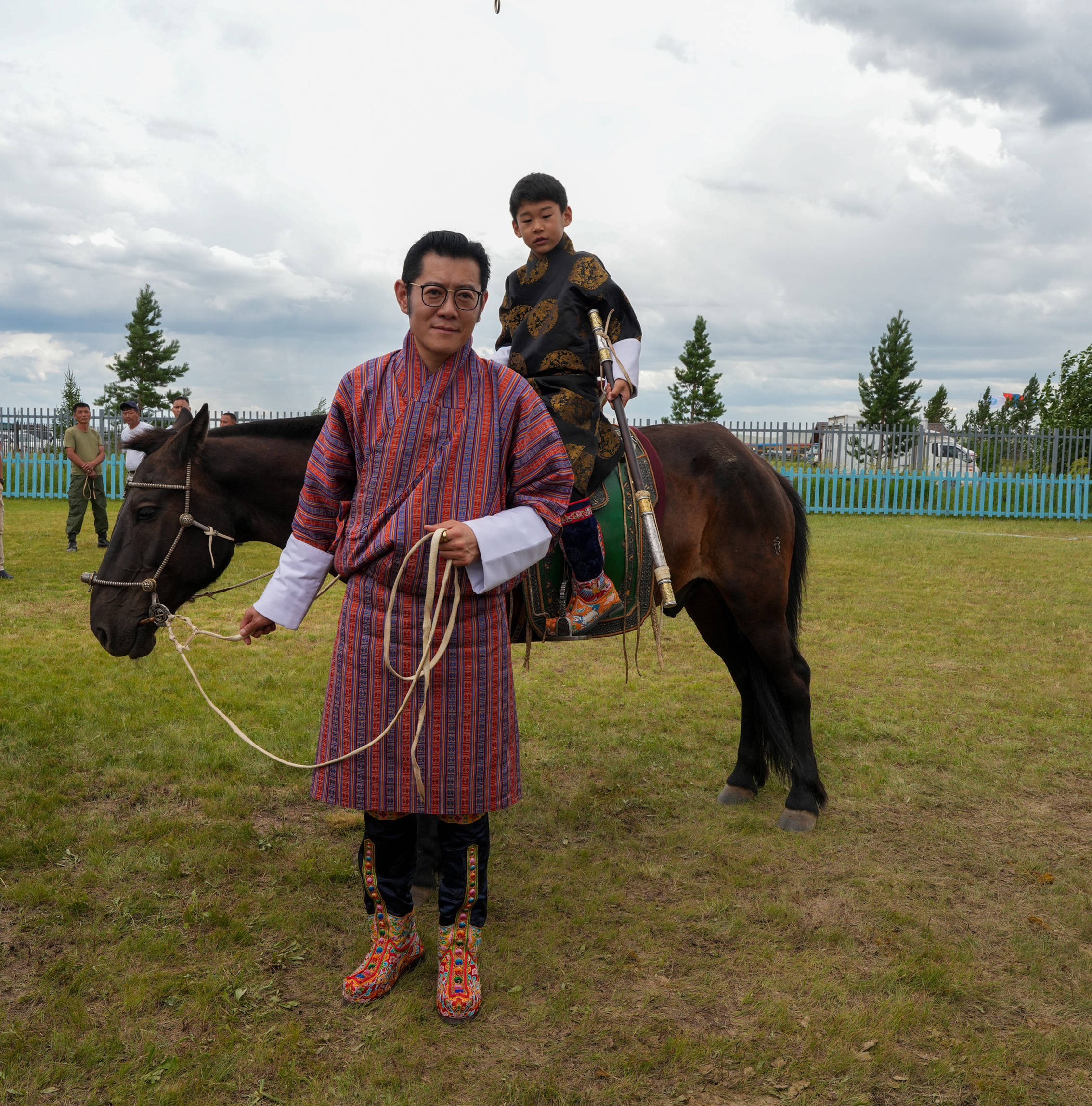 König Jigme mit seinem ältesten Sohn Gyalsey Jigme Namgyel. © IMAGO / PPE