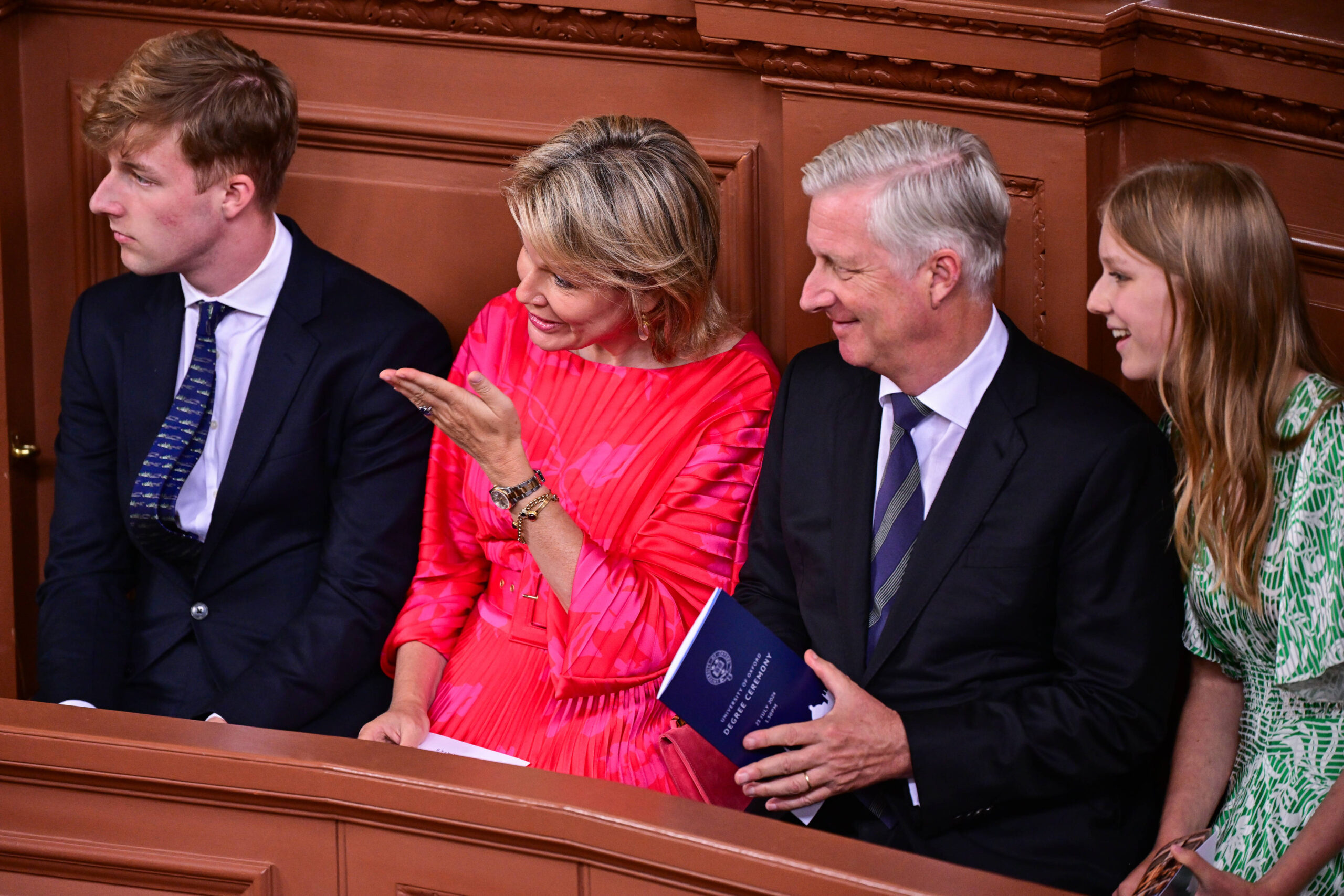 Typisch Mutter! Während der Zeremonie wirft Königin Mathilde ihrer Tochter einen Luftkuss zu. ©  IMAGO / PPE