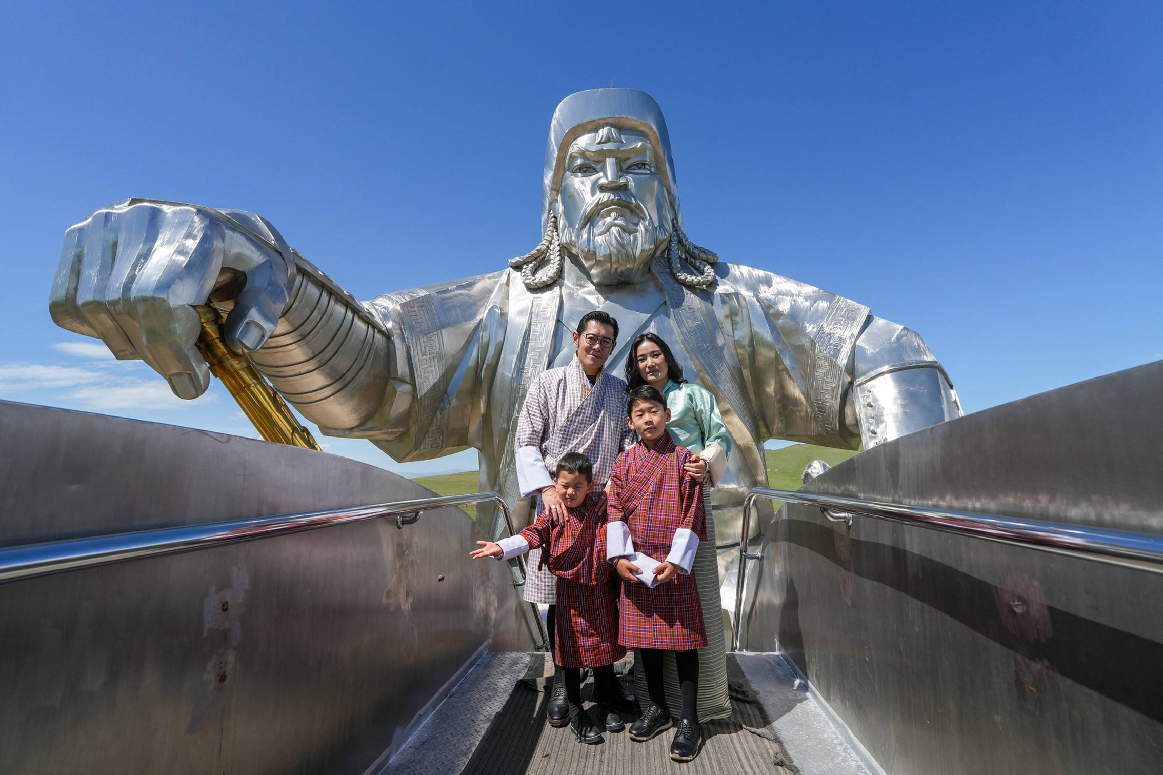 11. Juli 2024: König Jigme und Königin Jetsun posieren mit ihren Söhnen Gyalsey Jigme Namgyel and Gyalsey Ugyen Wangchuck vor der Dschingis Khan-Statue. © IMAGO / PPE