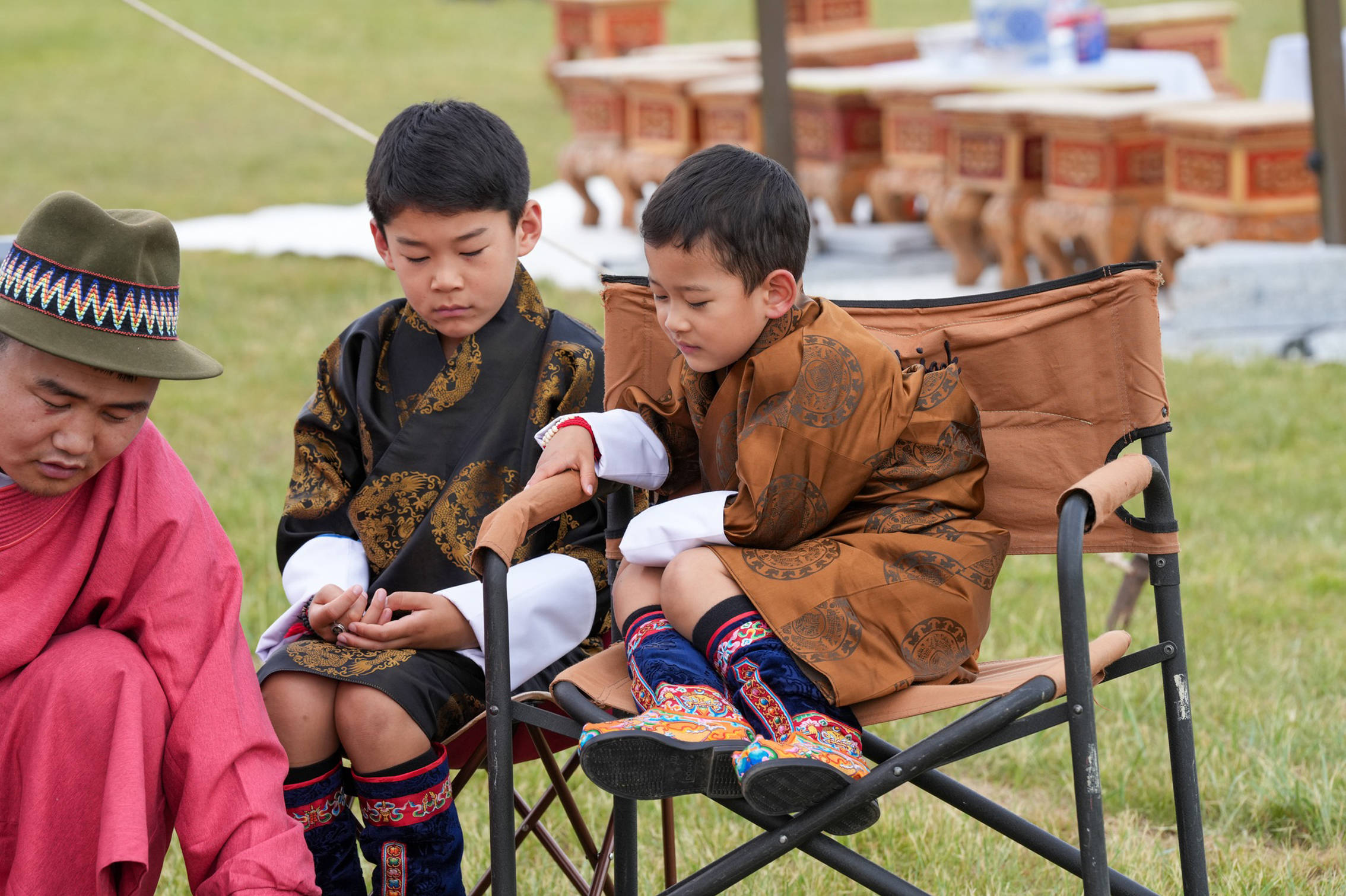 Die Brüder Gyalsey Jigme Namgyel und Gyalsey Ugyen Wangchuck beim Staatsbesuch in der Mongolei. © IMAGO / PPE