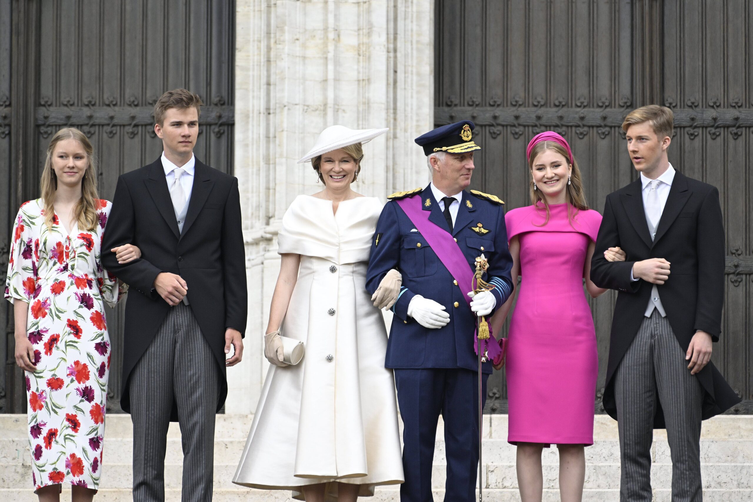 Belgische Königsfamilie feiert Nationalfeiertag. Prinzessin Elisabeth strahlt im pinken Kleid.