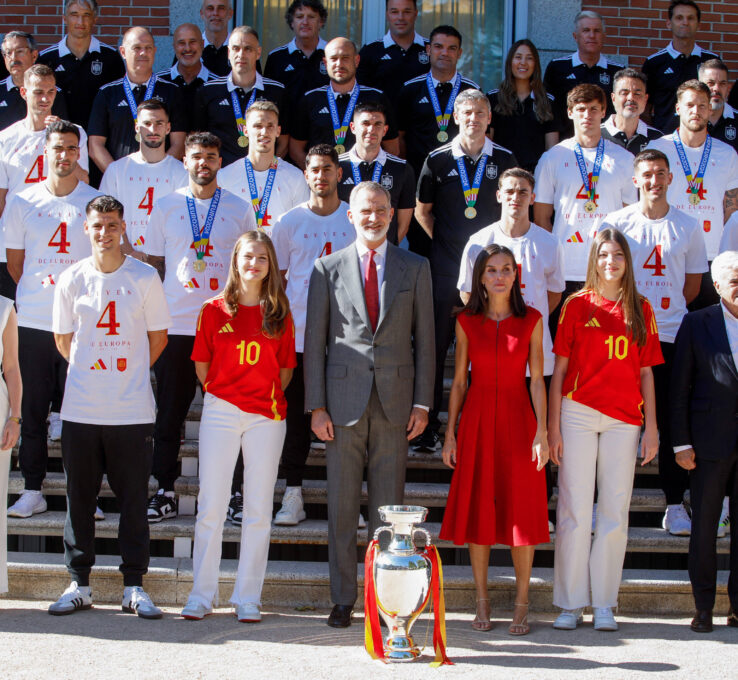 Die spanische Königsfamilie posiert mit dem Nationalteam samt Pokal. © IMAGO / ABACAPRESS