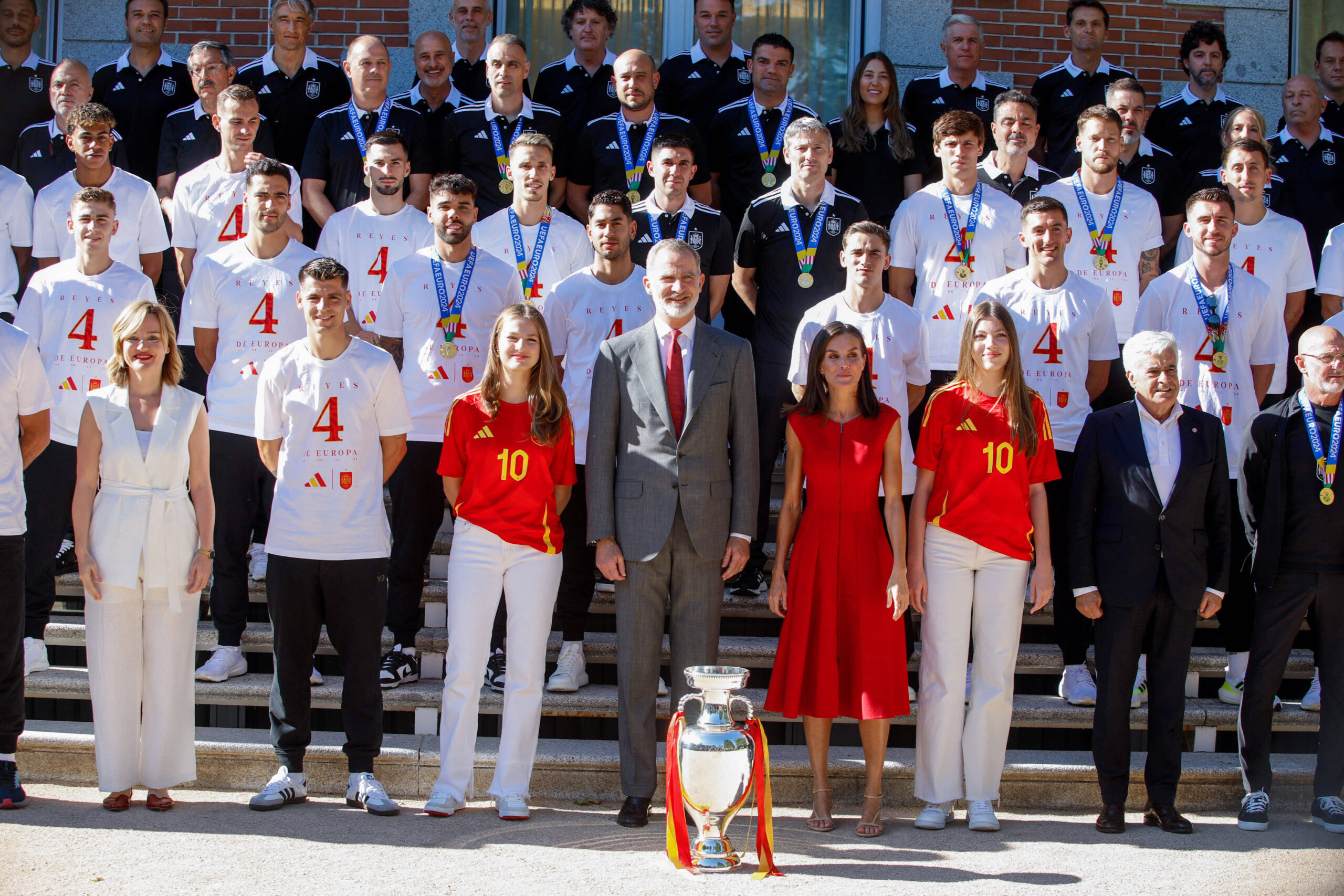 Die spanischen Royals posieren mit dem Nationalteam samt Pokal. © IMAGO / ABACAPRESS