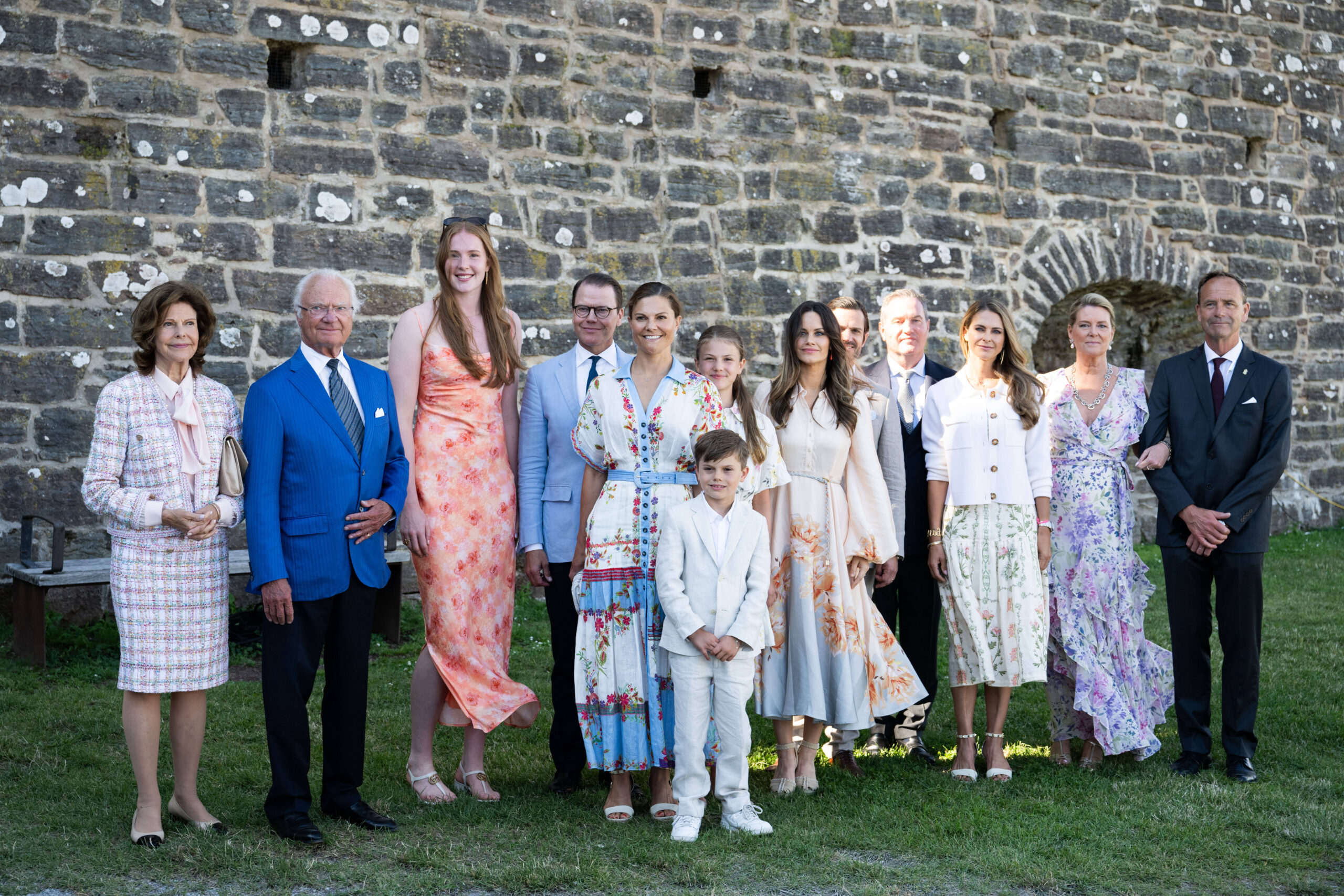 Die schwedischen Royals mit Volleyballspielerin Isabelle Haak sowie Helen und Allan Widman. © IMAGO / Bildbyran