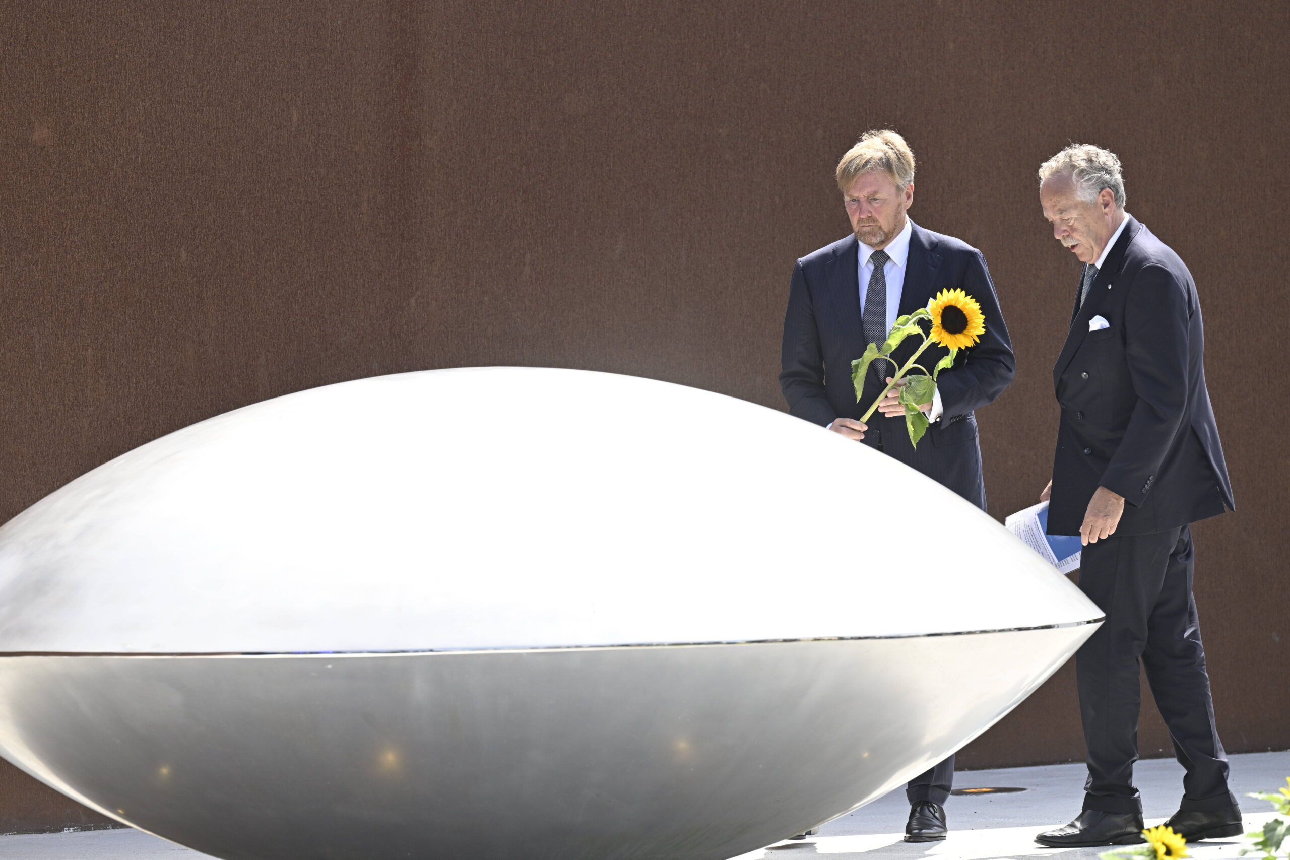 König Willem-Alexander legt eine Sonnenblume für Opfer von Flug MH17 nieder