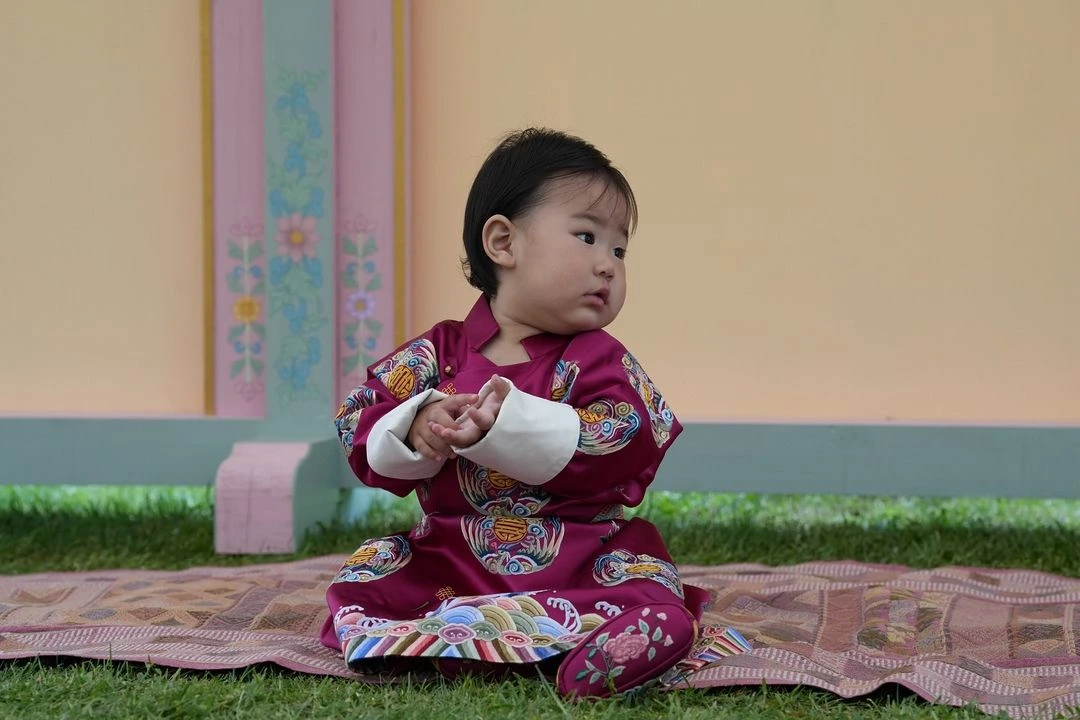 Thimphu! Zur Feier freuen wir uns, diese Bilder Ihrer Königlichen Hoheit Gyalsem Sonam Yangden Wangchuck zu teilen, die an ihrem ersten Geburtstag am 9. September 2024 aufgenommen wurden. 🩷 Mögen eure Feierlichkeiten voller Freude und Zusammensein sein“, schreiben König Jigme und Königin Jetsun zu den Fotos.