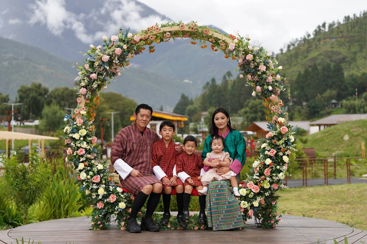 23. August 2024: Neues Familienfoto von Königin Jetsun und König Jigme mit ihren drei Kindern Gyalsey Jigme, Gyalsey Ugyen und Sonam Yangden. Anlass war die Einweihung des Changyul-Parks in Thimphu. © IMAGO / PSA