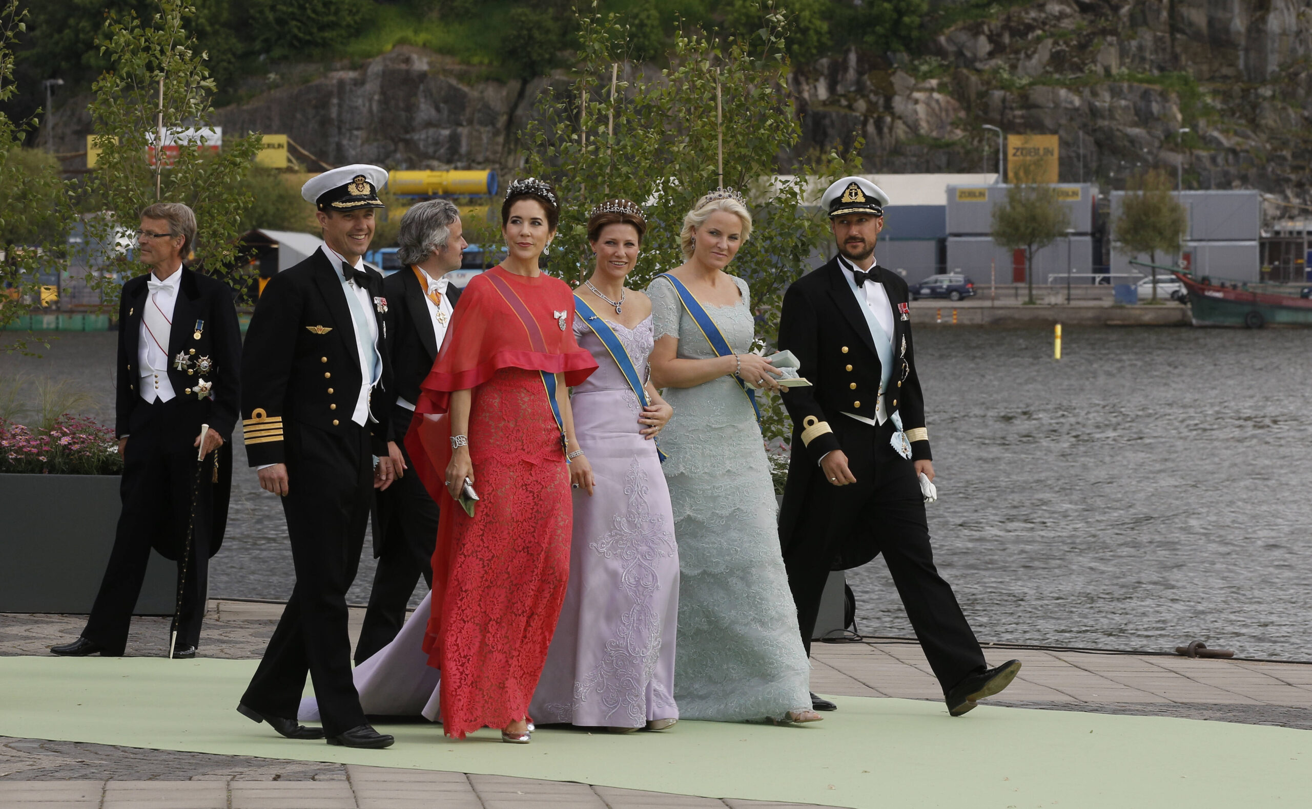 Frederik, Mary, Märtha Louise, Mette-Marit und Haakon beim Besuch der Hochzeit von Prinzessin Madeleine und Christopher O'Neill. 