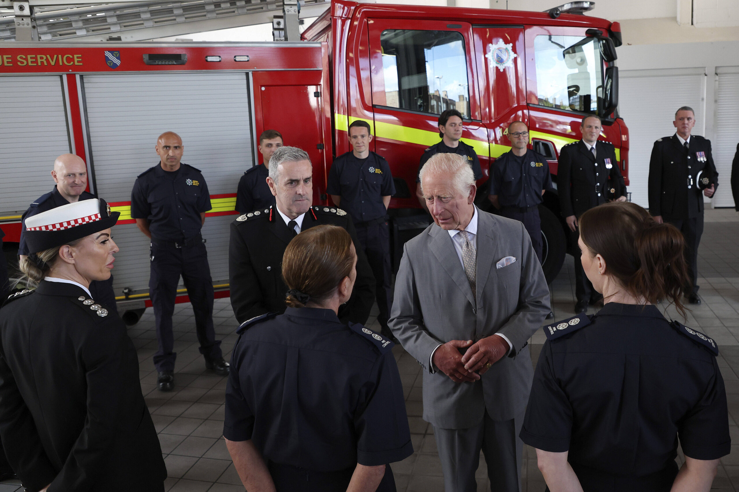 König Charles besucht Feuerwache in Southport