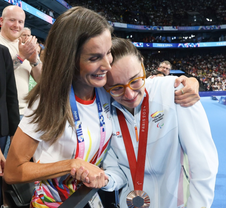 1. September 2024: Königin Letizia gratuliert einer spanischen Sportlerin bei den Paralympics in Paris. © IMAGO / PPE