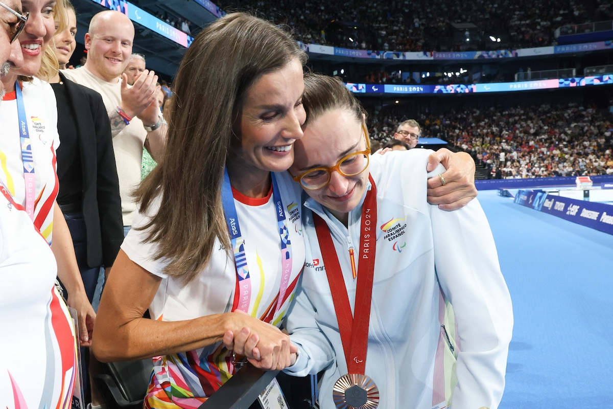 1. September 2024: Königin Letizia gratuliert einer spanischen Sportlerin bei den Paralympics in Paris. © IMAGO / PPE