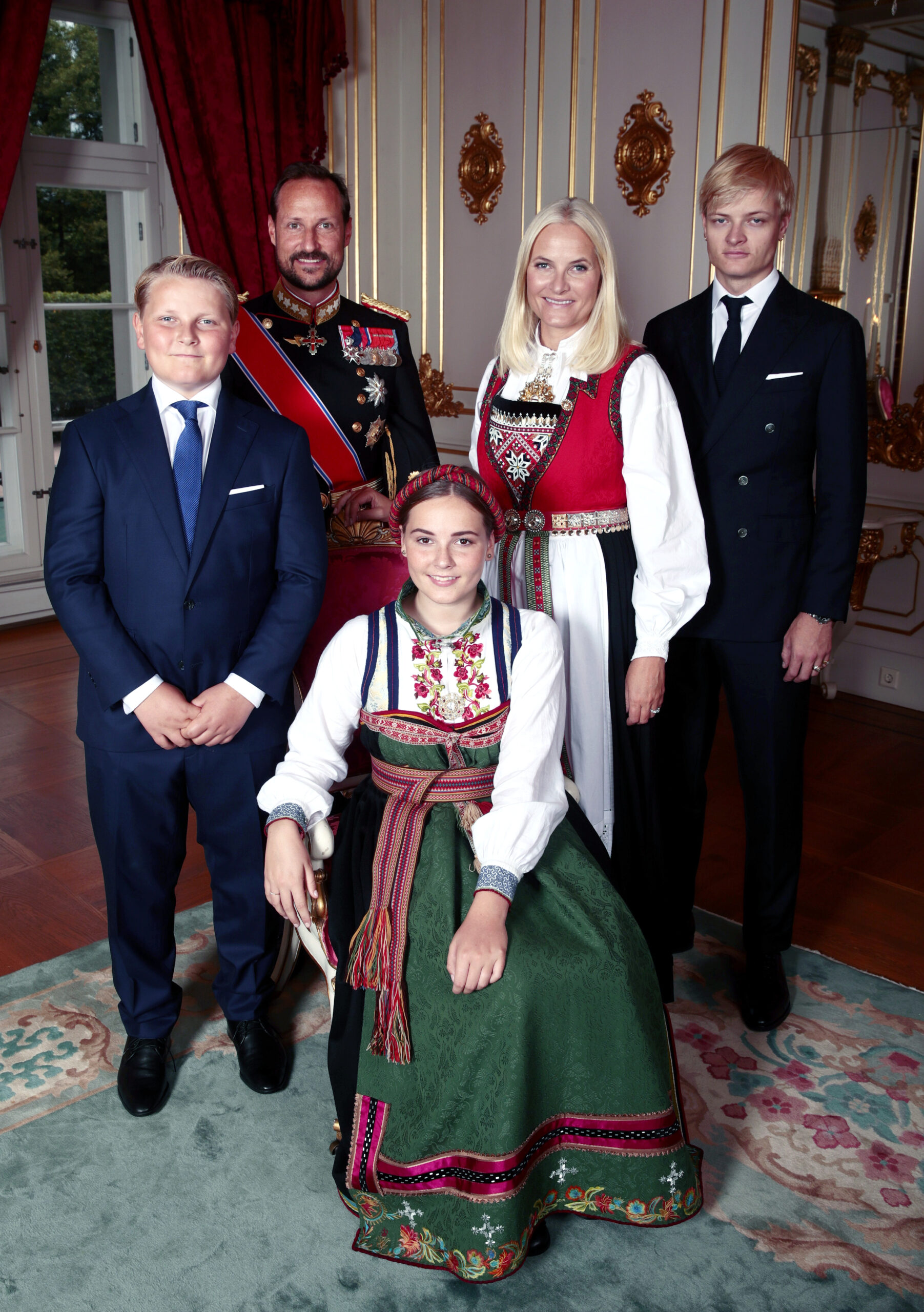 Ein Familienfoto aus dem Jahr 2019: Haakon und Mette-Marit mit den Kindern Sverre Magnus, Ingrid Alexander und Marius, der aus einer früheren Beziehung der Kronprinzessin stammt. © picture alliance / AP | Lise Aaserud