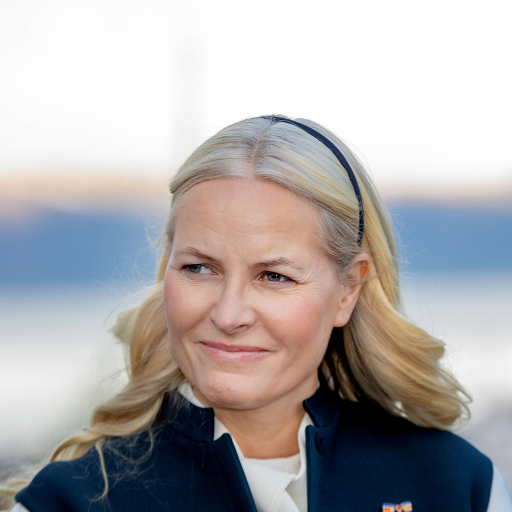 Kronprinzessin Mette-Marit von Norwegen trifft sich mit Opfer ihres Sohnes