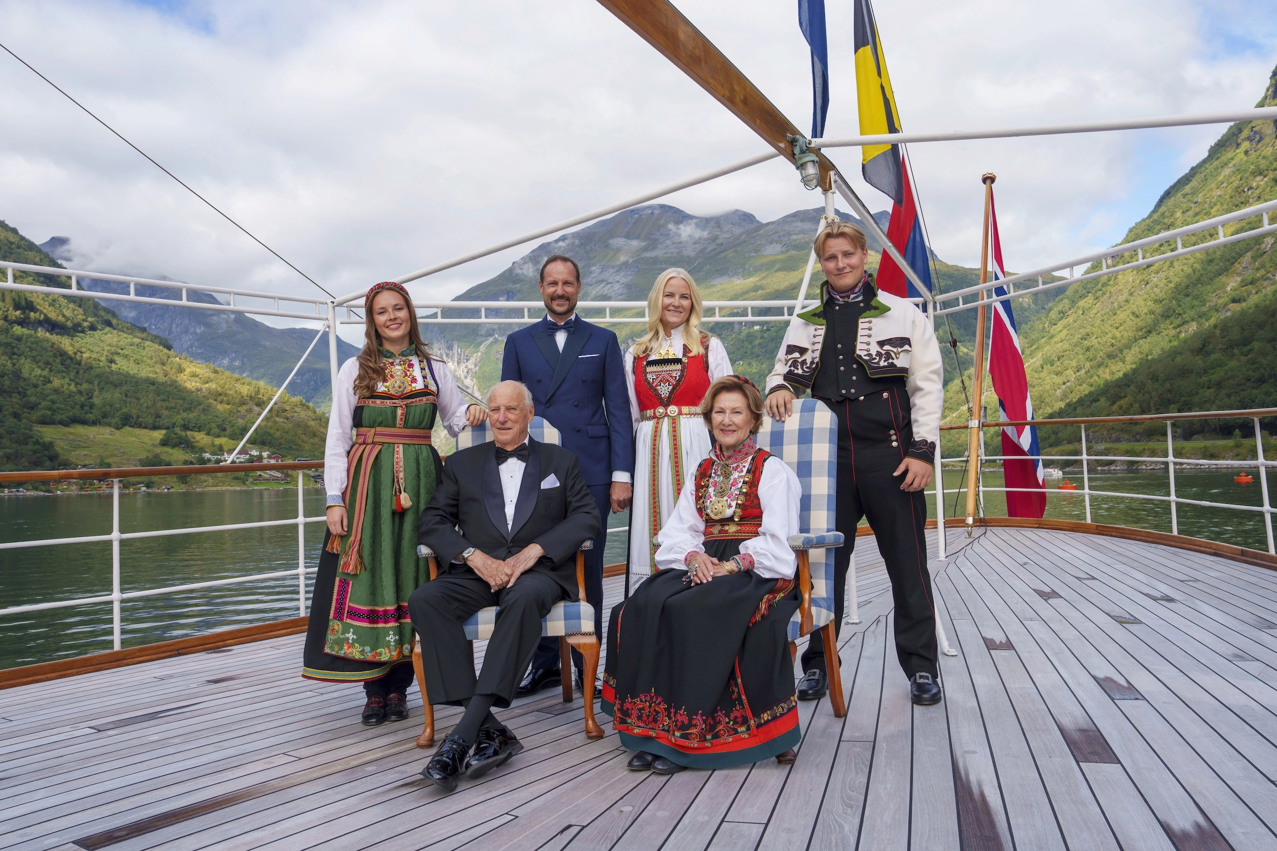 Damit die Presse überhaupt ein Foto bekommt, posierte die norwegische Königsfamilie kurz vor der Hochzeit gemeinsam. Sie sollen nicht so begeistert davon sein, dass Märtha Louise die norwegische Presse ausgeladen hat. © picture alliance / ASSOCIATED PRESS | Cornelius Poppe