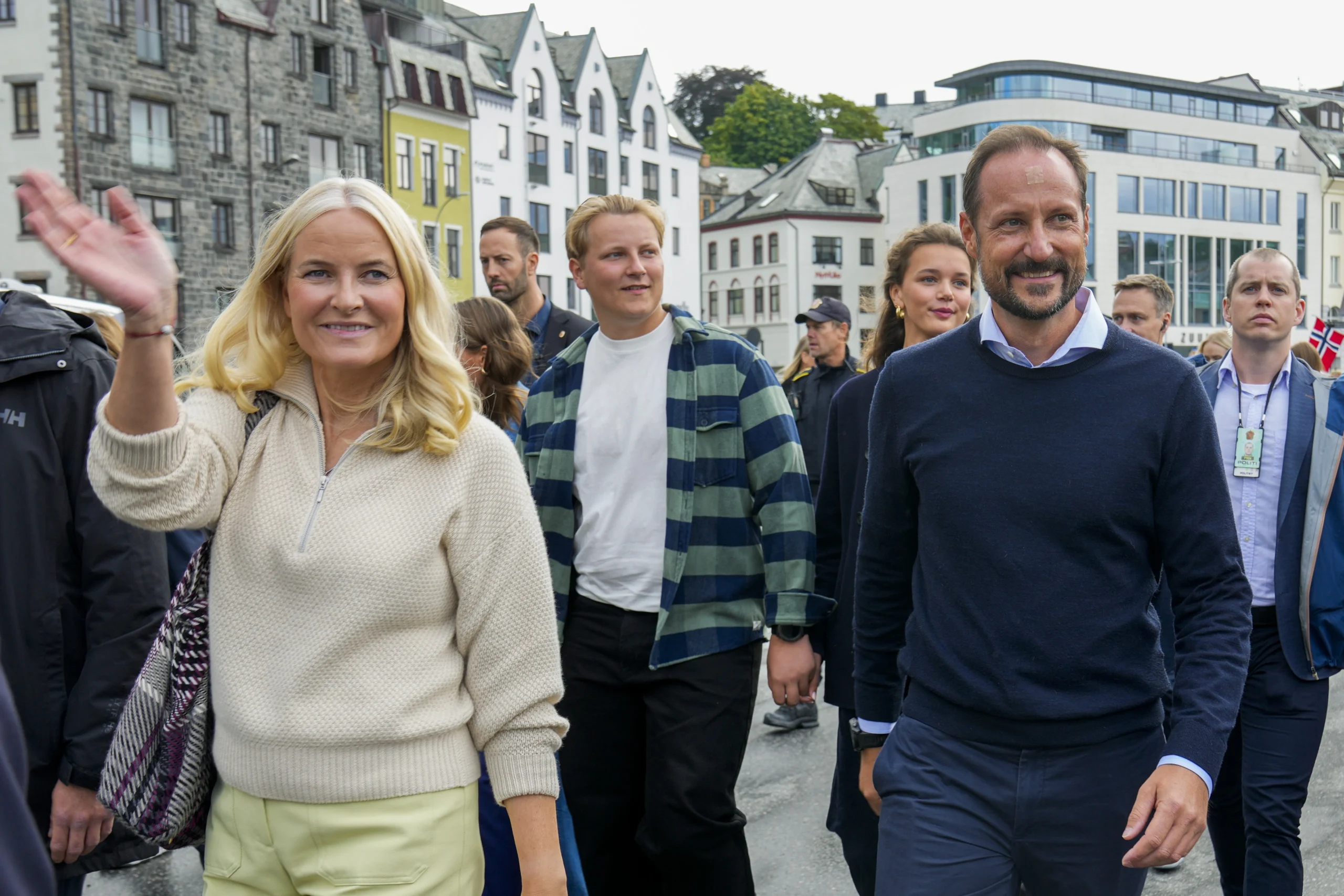 Prinz Sverre Mangus und Amalie halten Händchen.