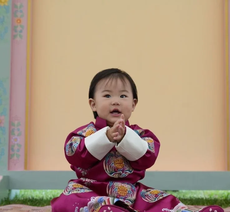 Wie niedlich! Nachträglich zum 1. Geburtstag von Prinzessin Sonam hat der Palast zwei neue Fotos veröffentlicht. © Royal Office of Bhutan