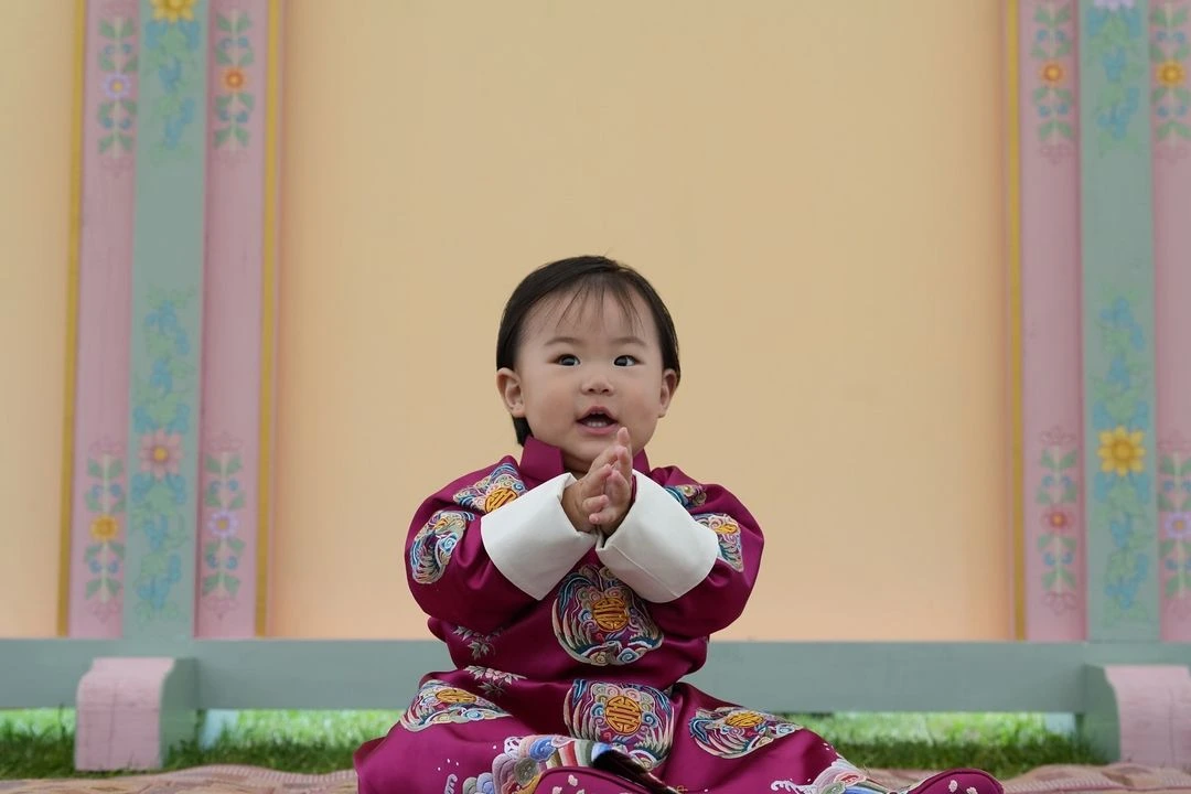 Wie niedlich! Nachträglich zum 1. Geburtstag von Prinzessin Sonam hat der Palast zwei neue Fotos veröffentlicht. © Royal Office of Bhutan