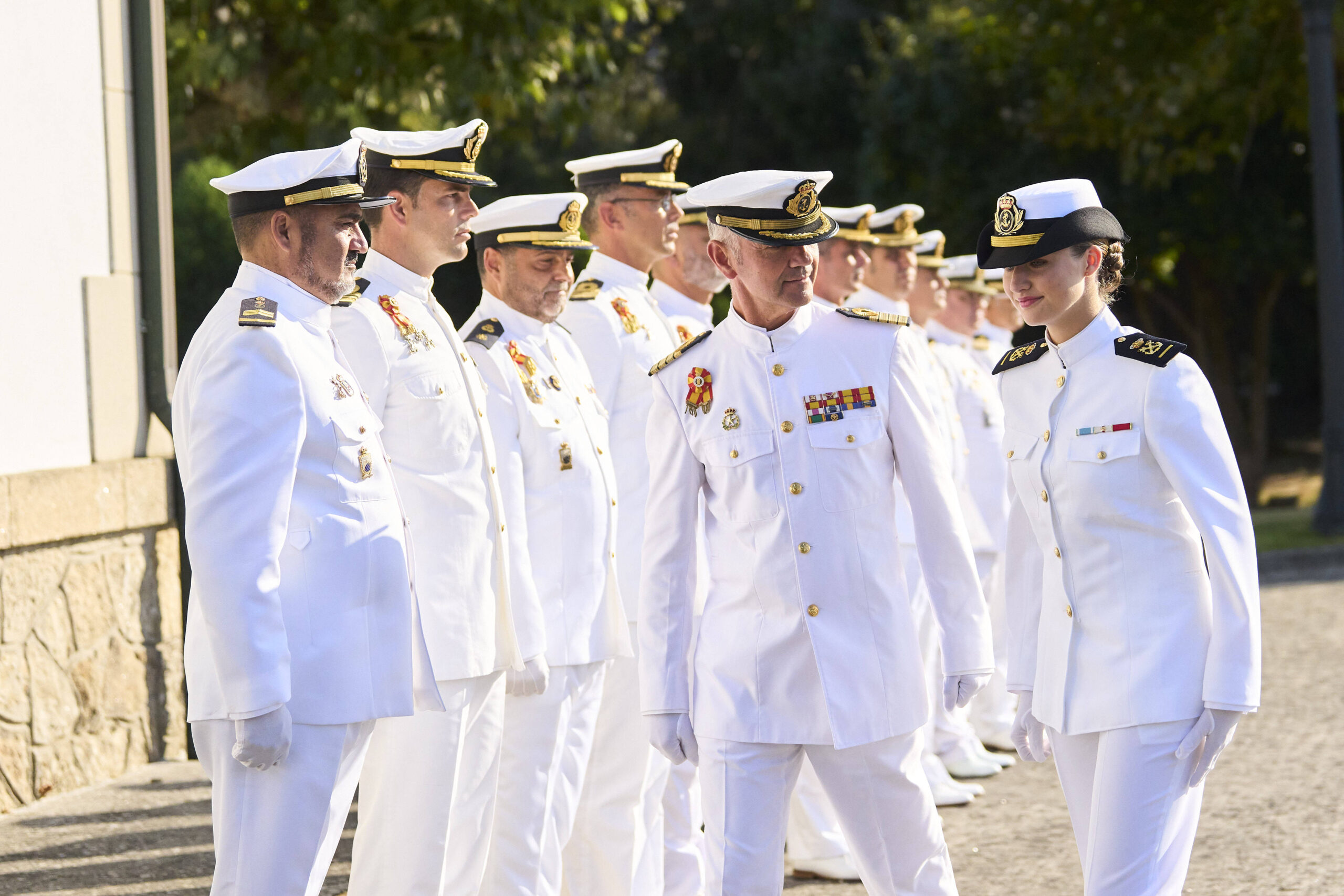 „Die Prinzessin von Asturien ist heute Nachmittag in Marín (Pontevedra) angekommen, um ihre Ausbildung an der Marine-Militärschule fortzusetzen. Nachdem sie sich ins Ehrenbuch eingetragen und einen kurzen Rundgang durch die Einrichtungen gemacht hatte, wurde sie als Fähnrich im ersten Jahr aufgenommen“, teilt das spanische Königshaus mit.