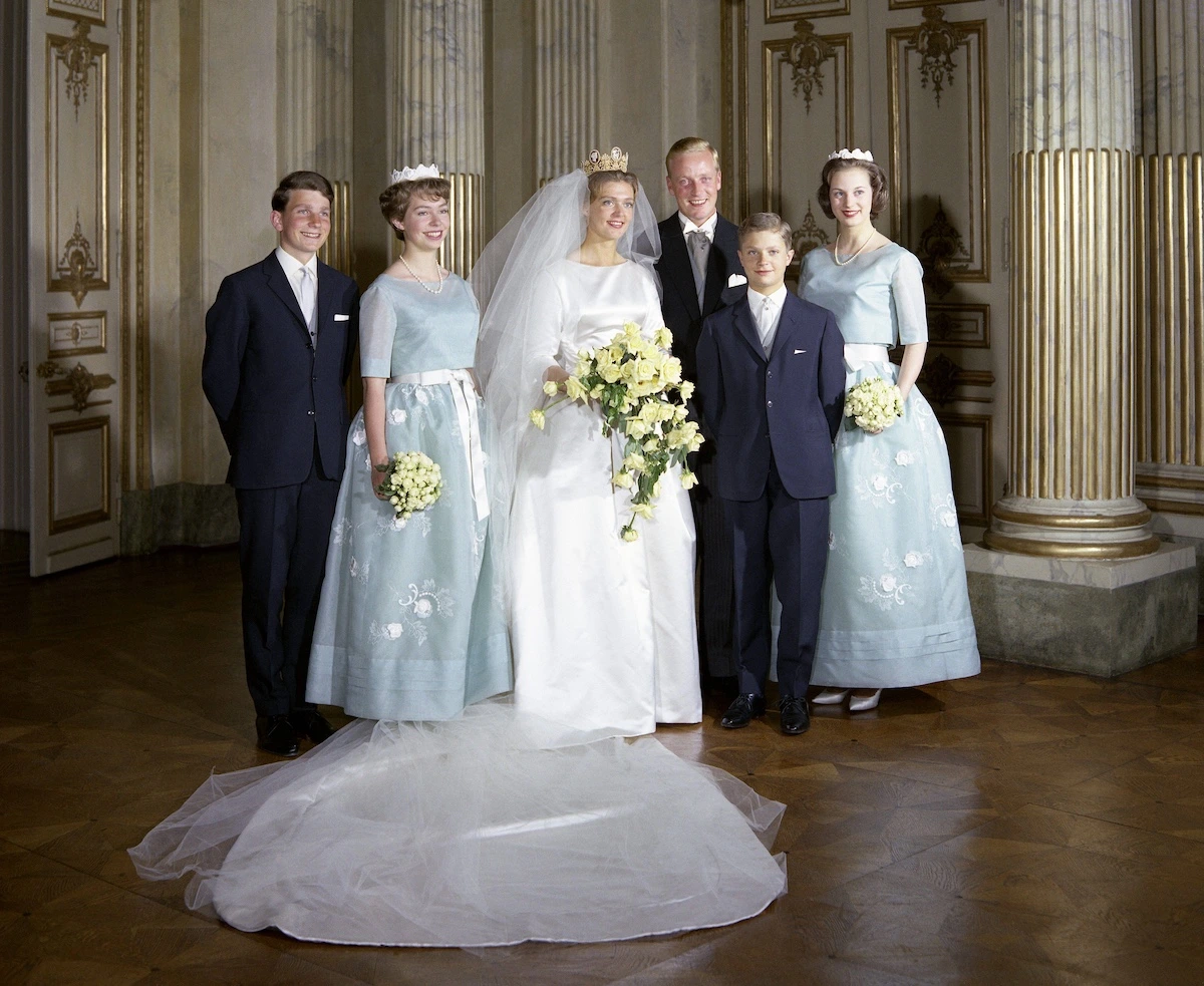 Mai 1961: Prinzessin Birgitta aus dem schwedischen Königshaus heiratet Johann Georg Prinz von Hohenzollern. Ebenfalls auf dem Bild sind die Brautjungfern Prinzessin Christina und Prinzessin Benedikte zu sehen. Prinz Carl Gustaf und Ferfried Prinz von Hohenzollern („Foffi“) waren Trauzeugen. © IMAGO / TT