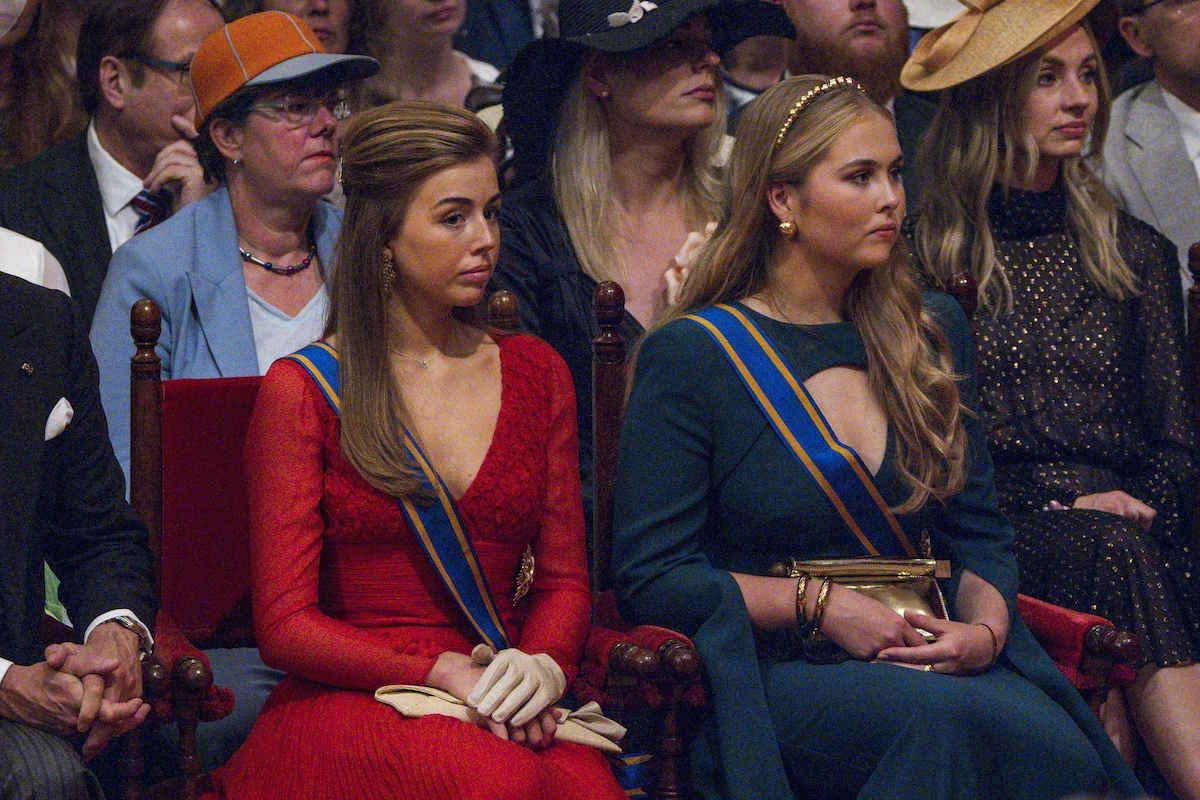 Alexia und Amalia lauschen der Rede von König Willem-Alexander. © IMAGO / ABACAPRESS