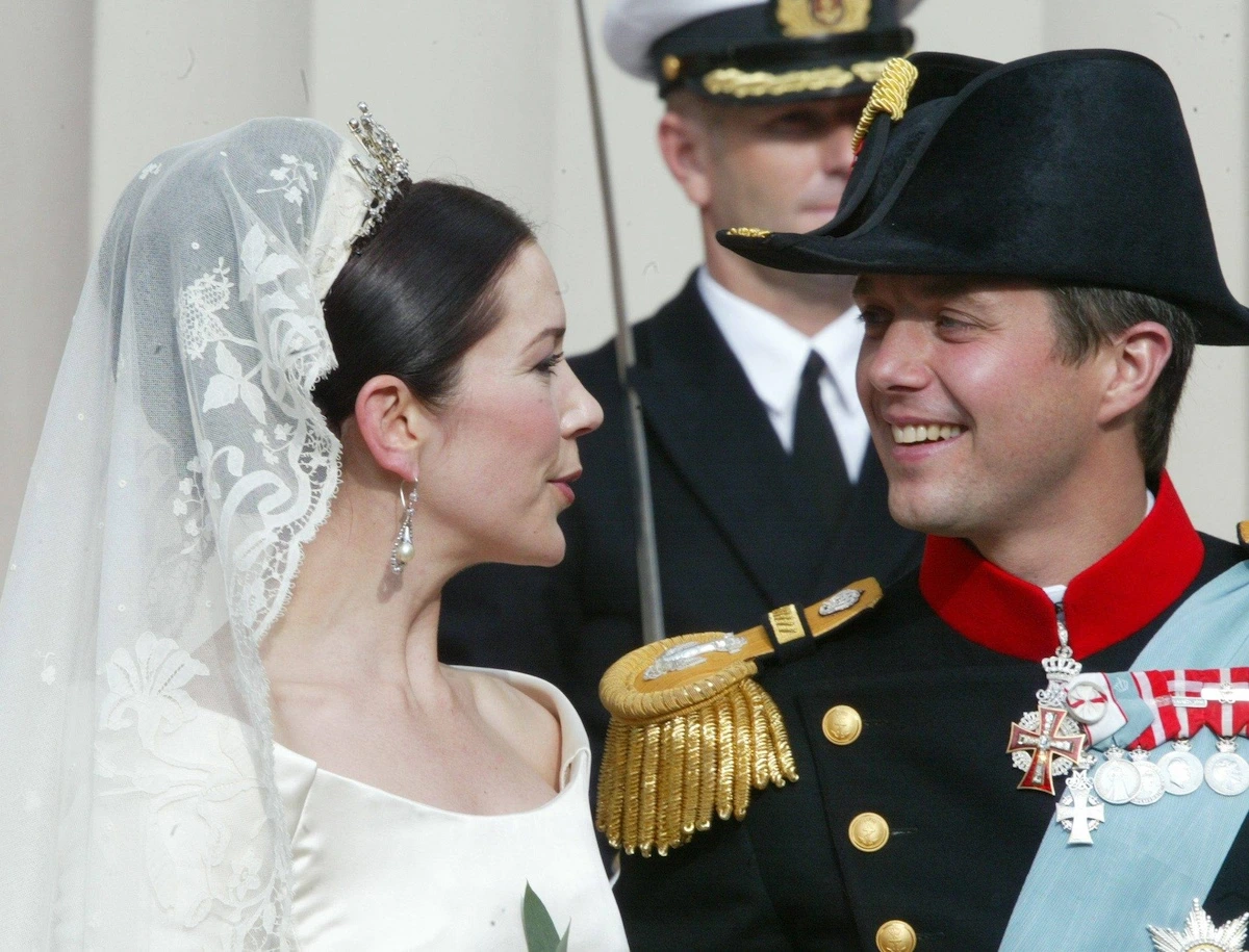 Der Schleier aus irischer Spitze wurde auch von Königin Mary bei ihrer Hochzeit mit König Frederik getragen. 