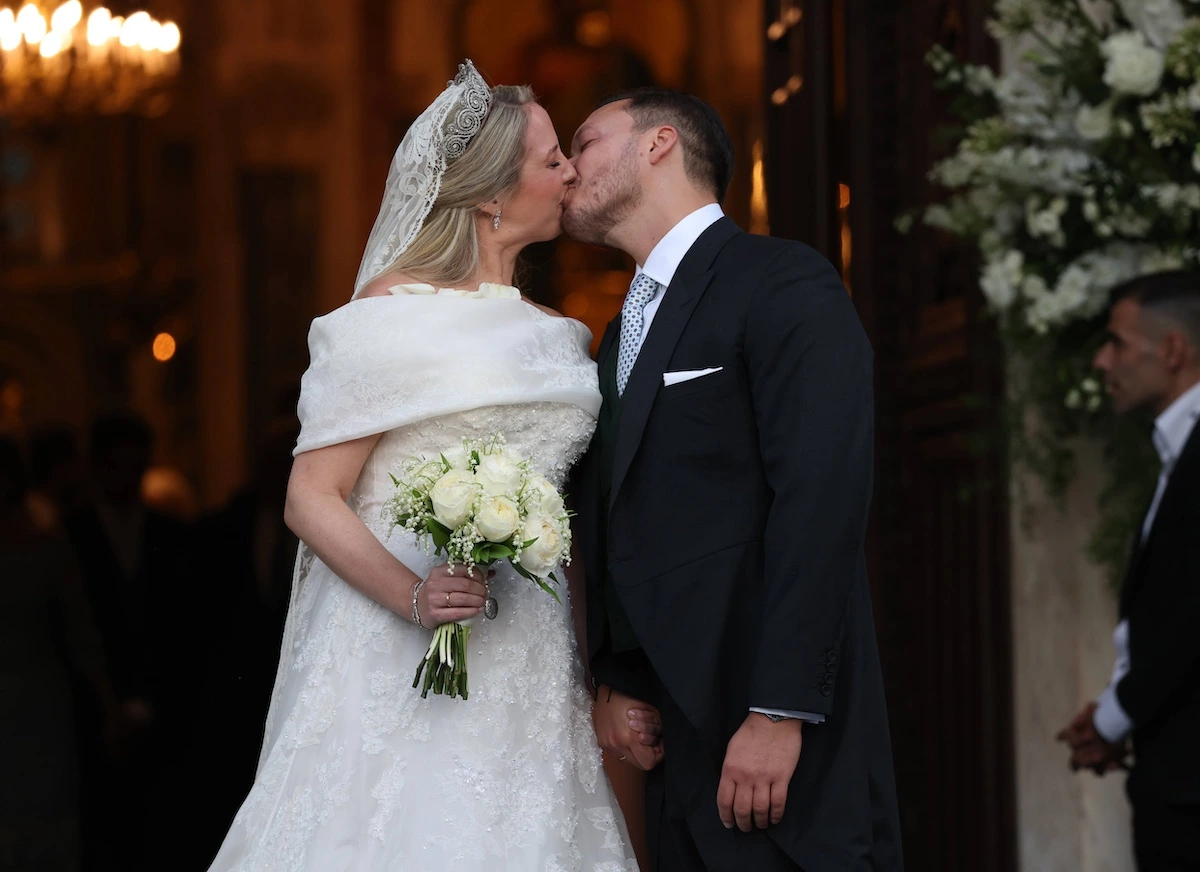 Der Hochzeitskuss vor der Kathedrale. © IMAGO / Europa Press