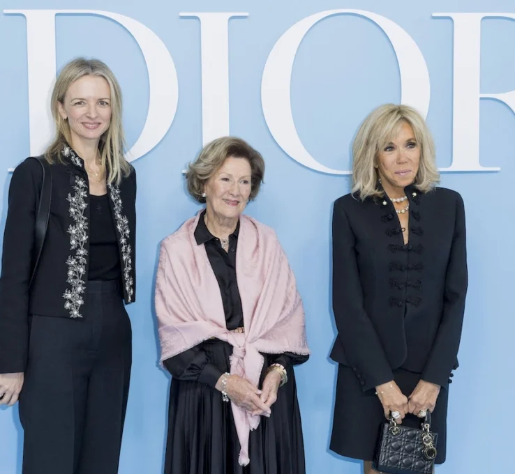 24. September 2024: Königin Sonja besucht die Dior Show der Pariser Fashion Week. Ebenfalls dabei Delphine Arnault, Geschäftsführerin von Dior und Frankreichs First Lady Brigitte Macron. © IMAGO / Bestimage