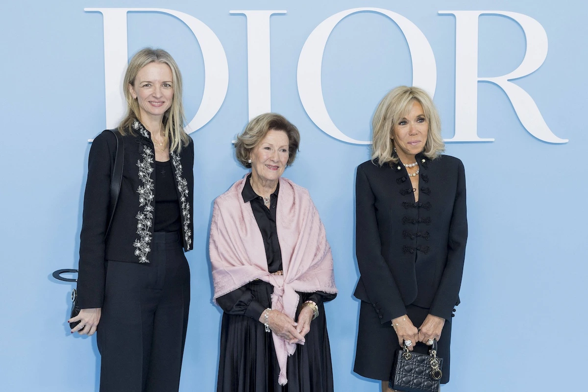 24. September 2024: Königin Sonja besucht die Dior Show der Pariser Fashion Week. Ebenfalls dabei Delphine Arnault, Geschäftsführerin von Dior und Frankreichs First Lady Brigitte Macron. © IMAGO / Bestimage