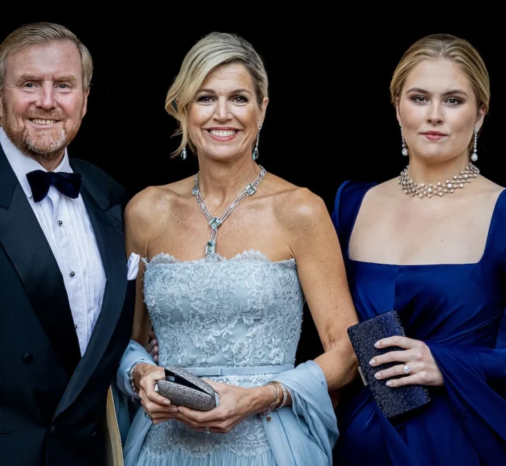 König Willem-Alexander mit Ehefrau Maxima und Thronfolgerin Amalia beim Dinner für den Staatsrat 2024.