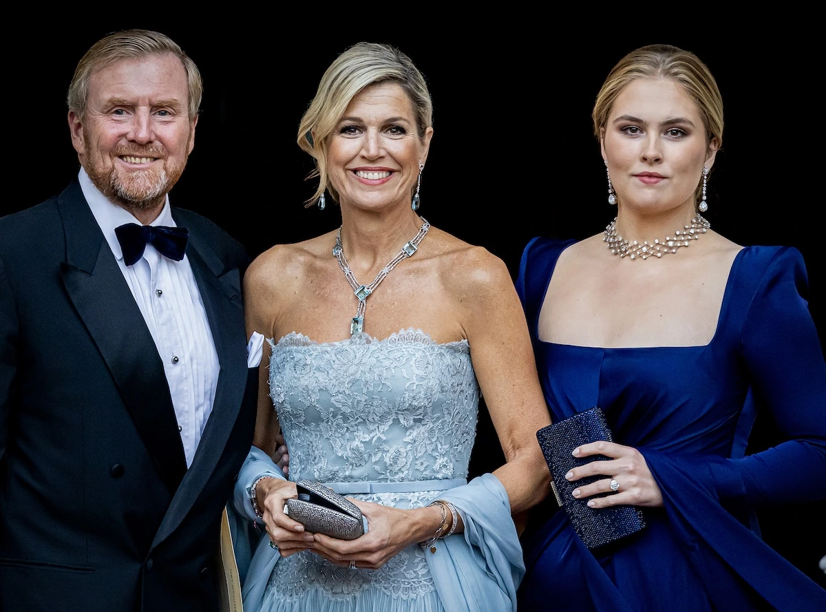 König Willem-Alexander mit Ehefrau Maxima und Thronfolgerin Amalia beim Dinner für den Staatsrat 2024.