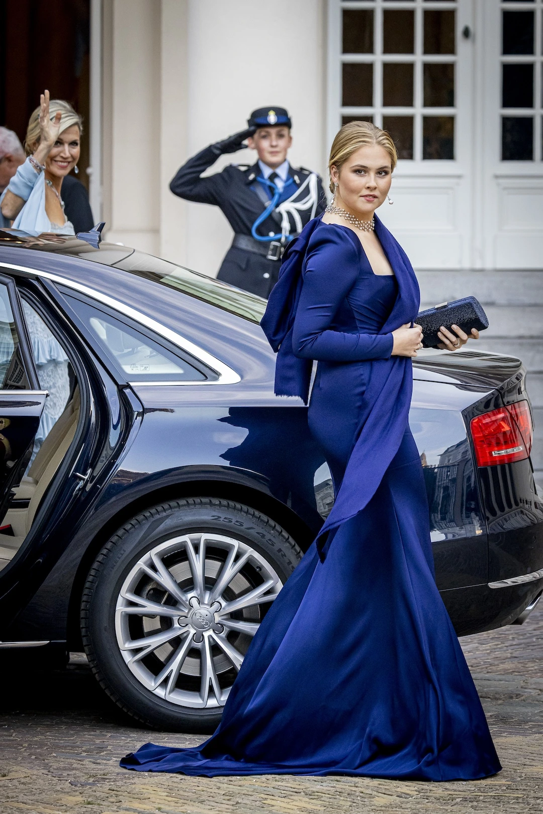 Prinzessin Amalia trägt ein dunkelblaues Kleid des Designers Alex Perry.