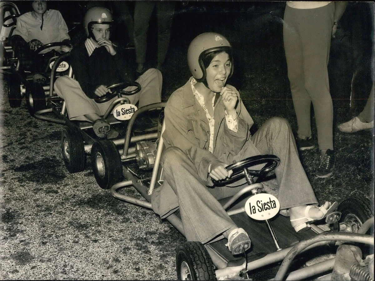 August 1971: Albert und Caroline von Monaco haben Spaß beim Kartfahren. © IMAGO / ZUMA Press Wire