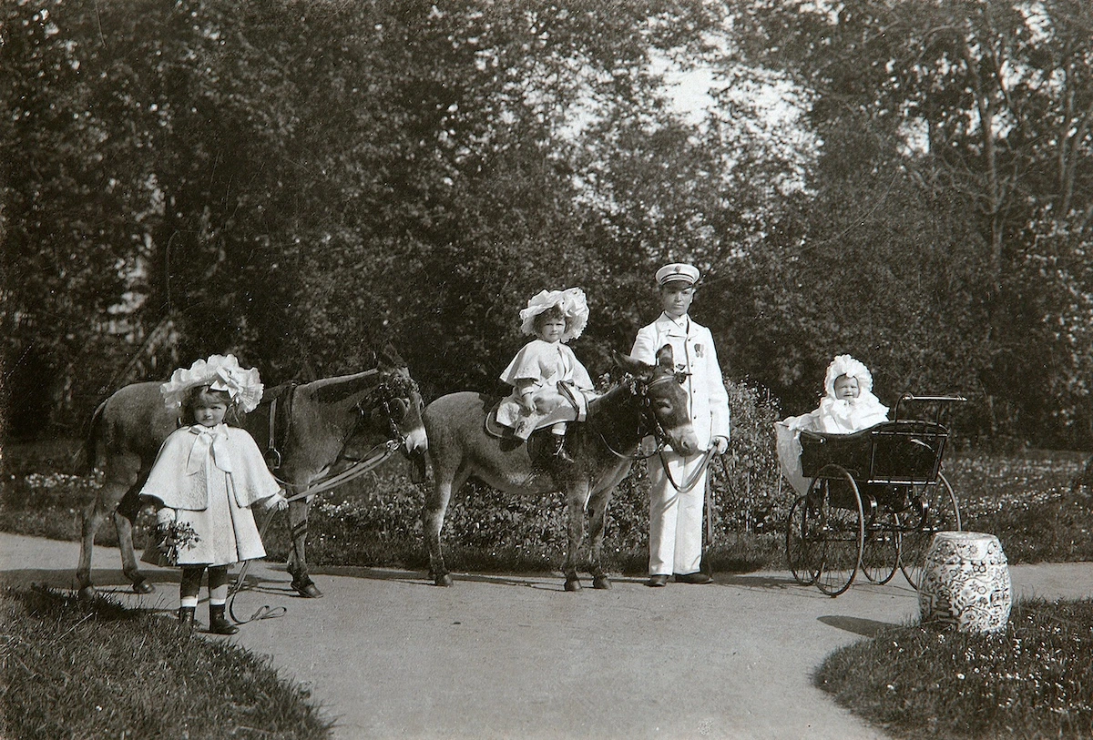 Ca. 1900: Die Großfürstinnen Olga, Tatiana und Maria von Russland bei einem Spaziergang mit ihren Eseln in der Stadt Tsarskoye Selo. © IMAGO / Heritage Images