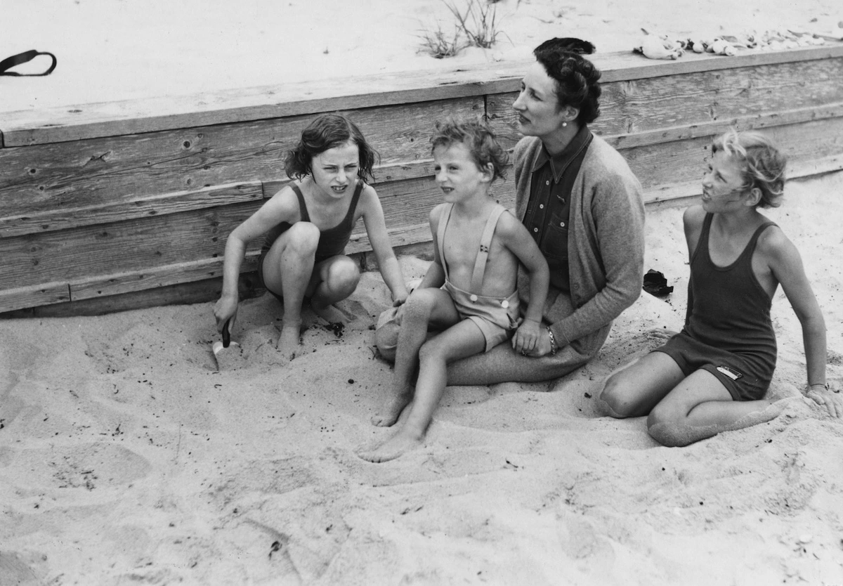 1939: Kronprinzessin Märtha von Norwegen mit ihren Kindern Ragnhild, Harald und Astrid am Strand von Cape Cod. In den USA suchte die Familie nach der deutschen Invasion in Norwegen Zuflucht. © IMAGO / TT