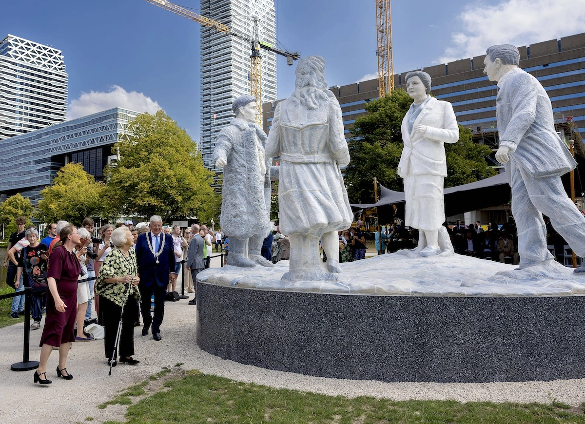 Prinzessin Beatrix bestaunt das Denkmal ihrer Mutter. © IMAGO / PPE