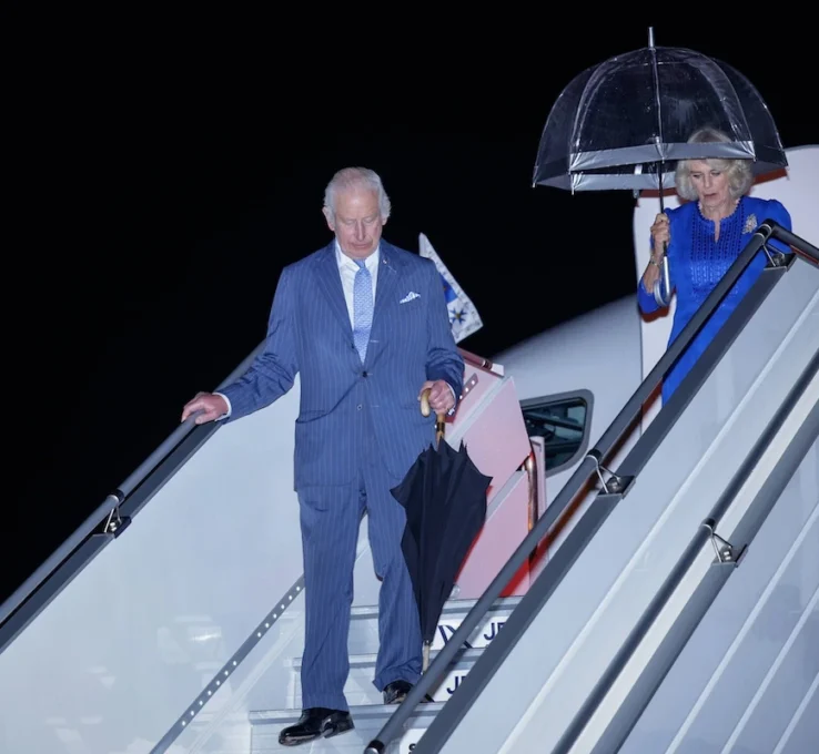 König Charles und Königin Camilla landen in Australien zum Staatsbesuch