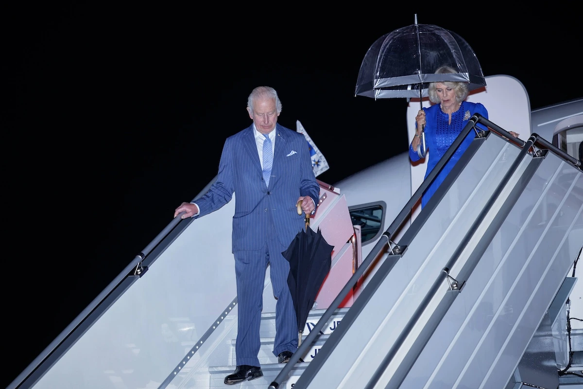 König Charles und Königin Camilla landen in Australien zum Staatsbesuch