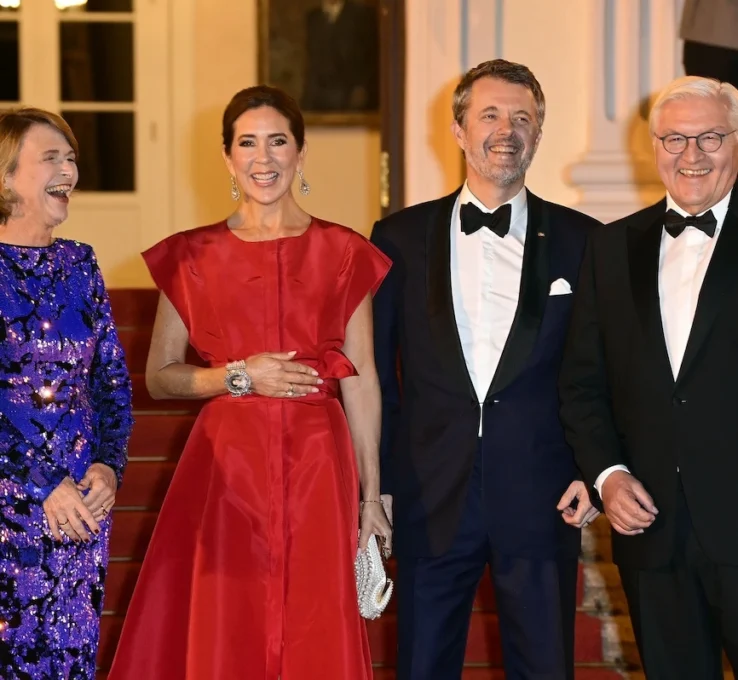 Elke Büdenbender, Königin Mary von Dänemark, König Frederik X. von Dänemark und Frank-Walter Steinmeier bei der Ankunft zum Abendessen anlässlich des 25. Jubiläums der Nordischen Botschaften im Schloss Bellevue