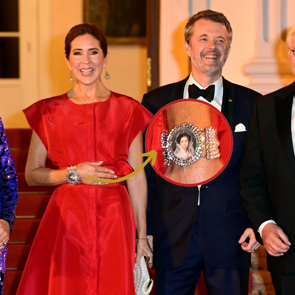 Königin Mary überrascht beim Abendessen in Schloss Bellevue mit einem besonderen Armschmuck. © picture alliance / Geisler-Fotopress | Frederic Kern/Geisler-Fotopress