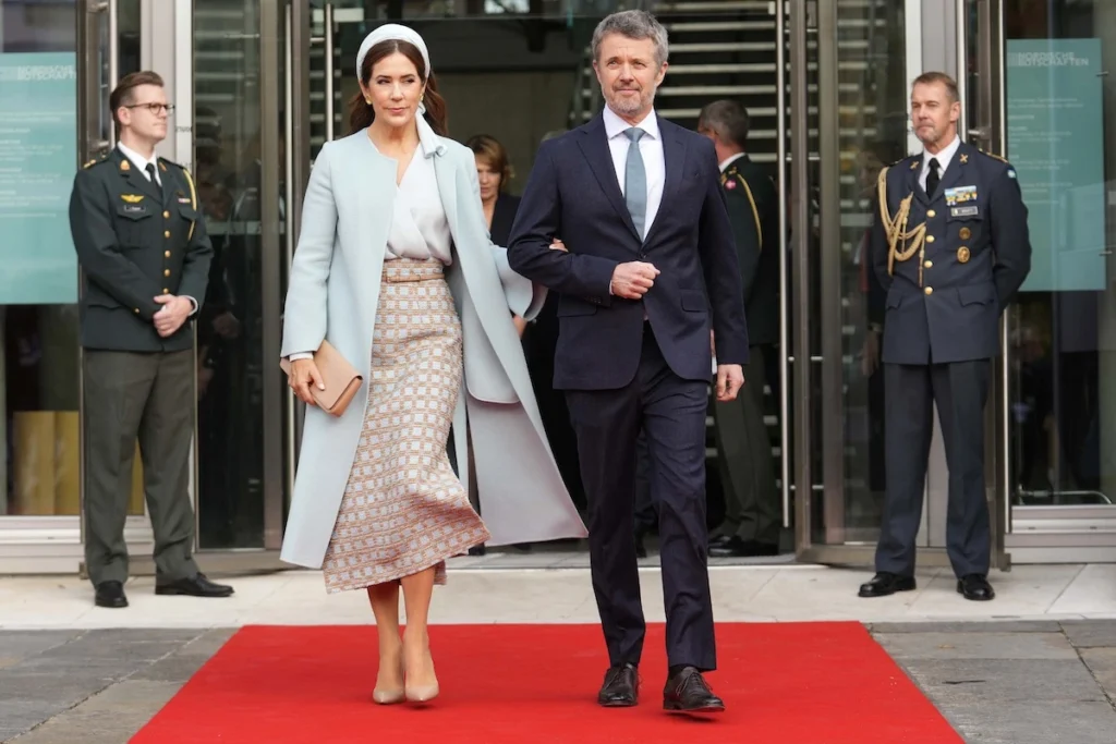 Königin Mary und König Frederik von Dänemark bei der Ankunft zum 25-jährige Jubiläum des nordischen Botschaftskomplexes in Berlin.