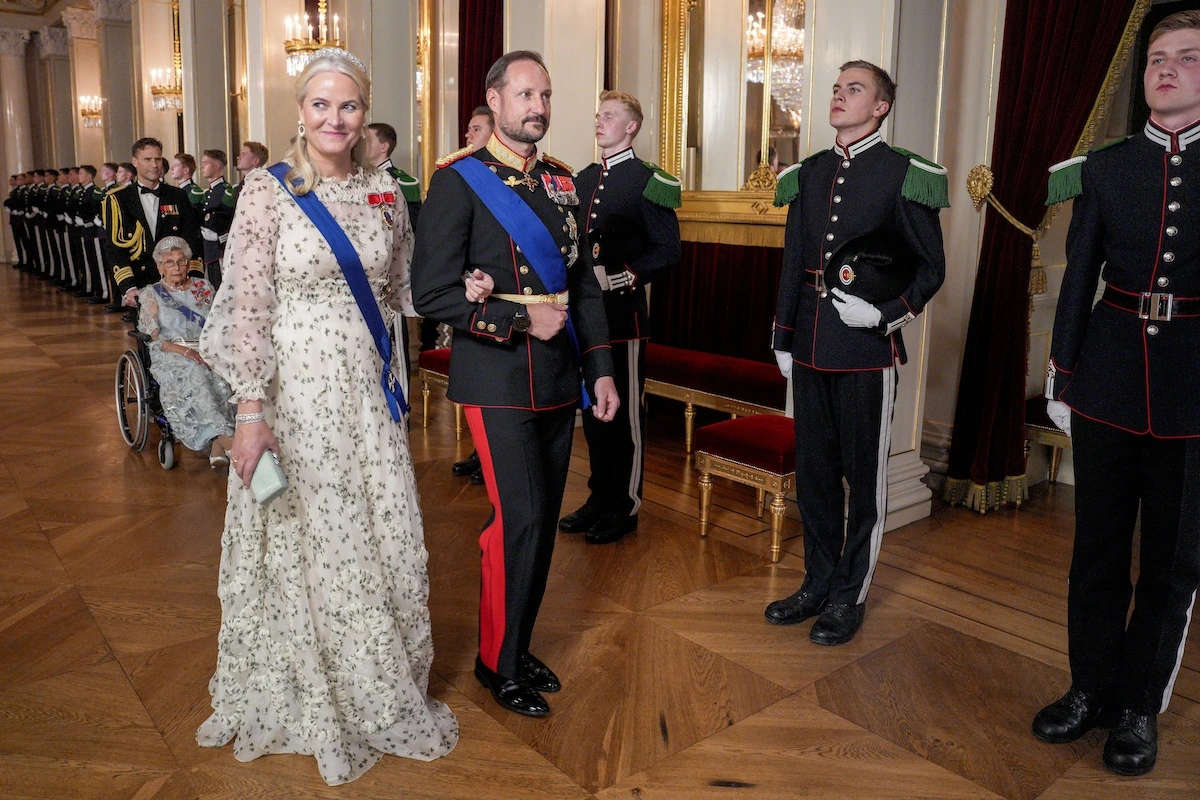 Kronprinzessin Mette-Marit von Norwegen trägt ein Kleid von Valentino und das Gänseblümchen-Diadem